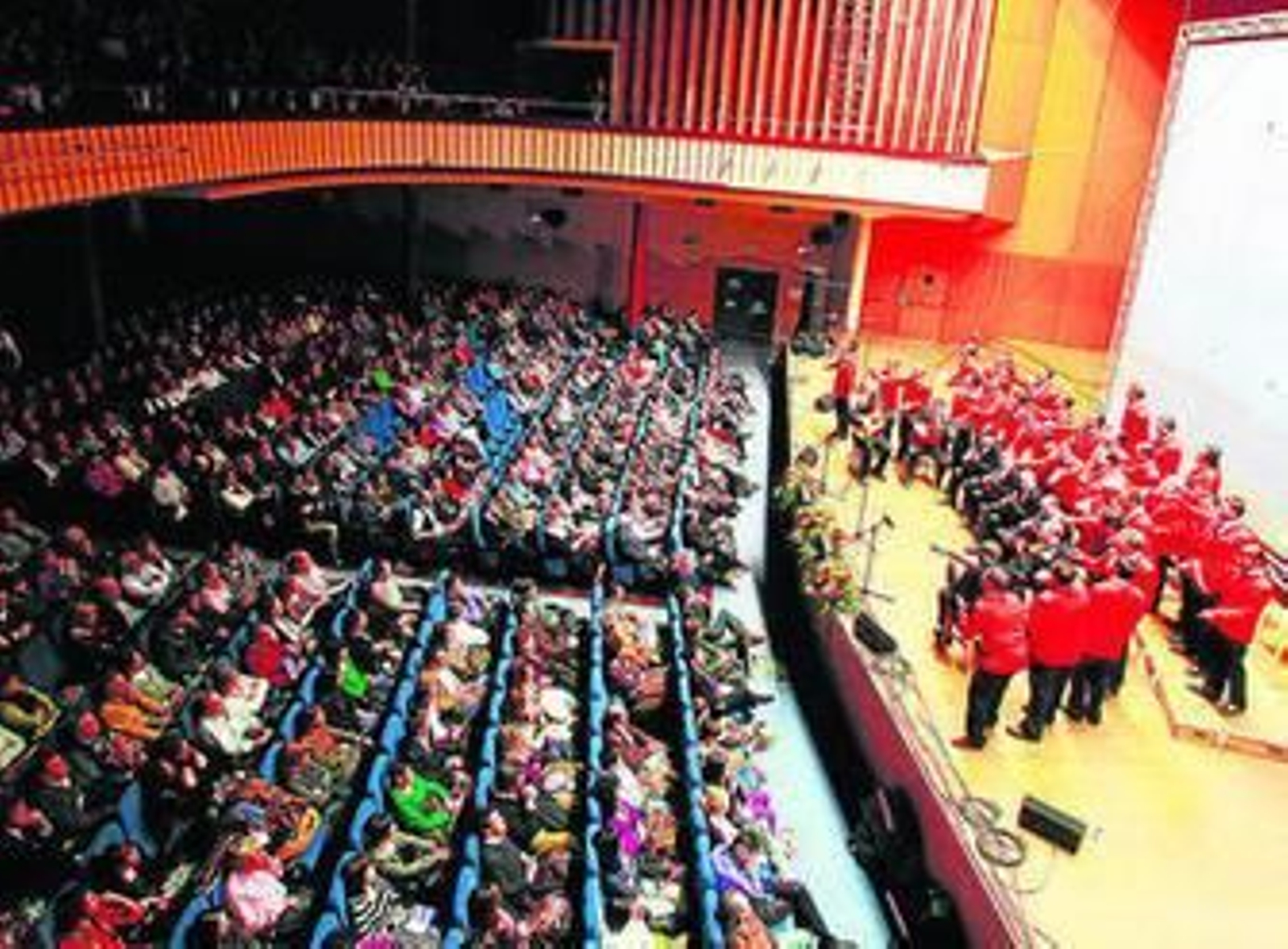 El coro de Julio Pardo 'Cuando yo me pele' durante su actuación en la presentación del Carnaval 2010 en Madrid.