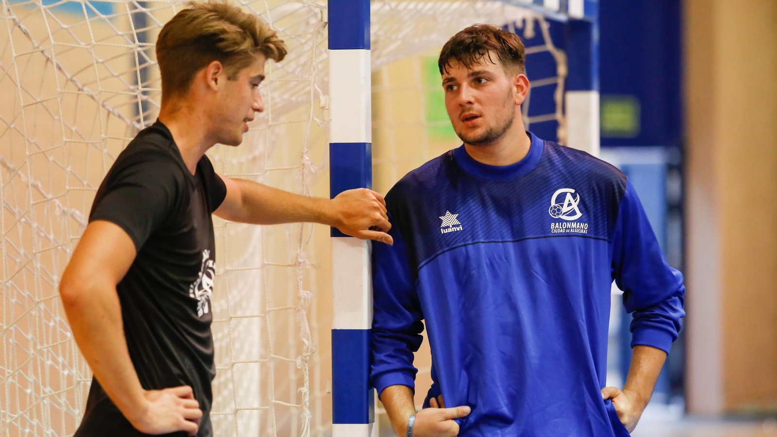 Los porteros del BM Ciudad de Algeciras, Hugo Mora (azul) y Ále González, conversan durante un entrenamiento