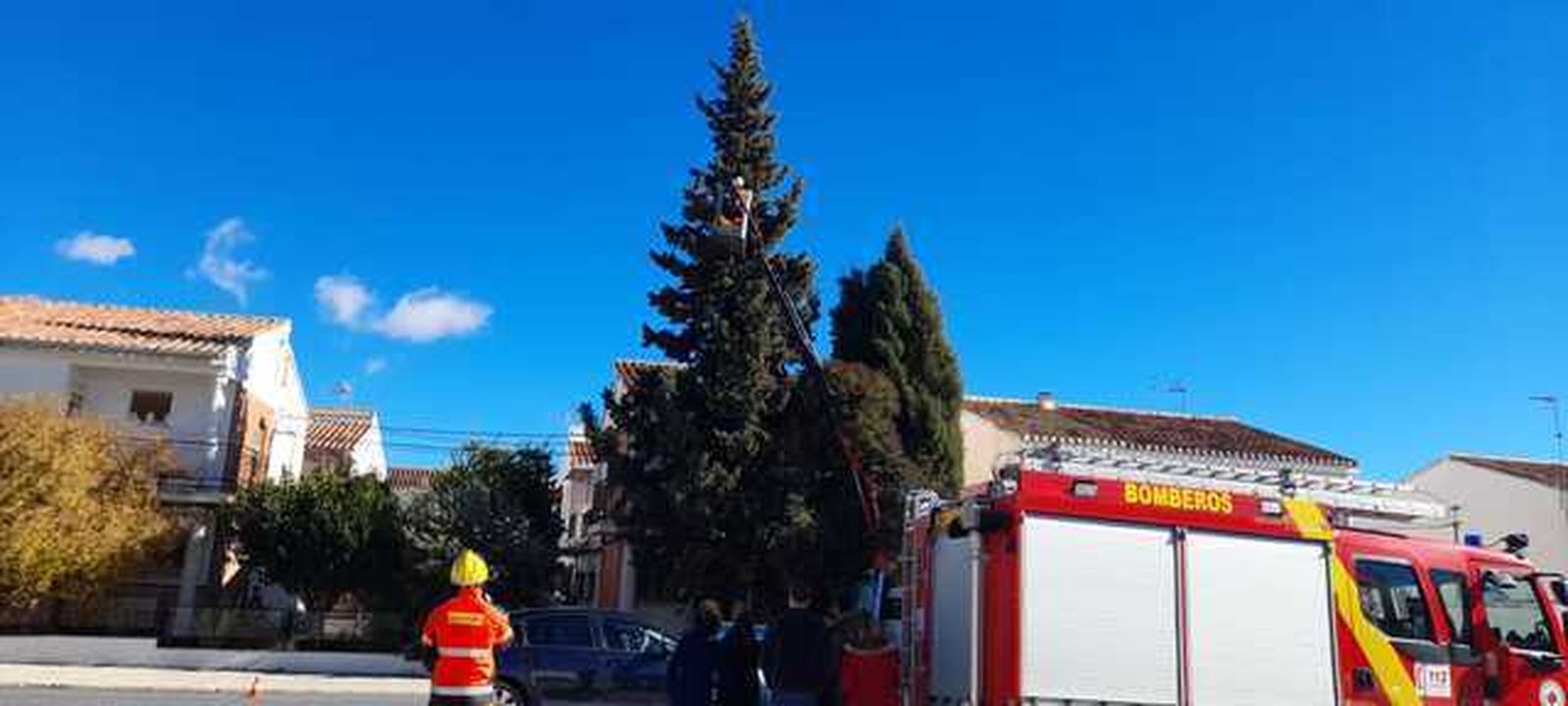 Operación de altura para rescatar a un gato en Huéscar
