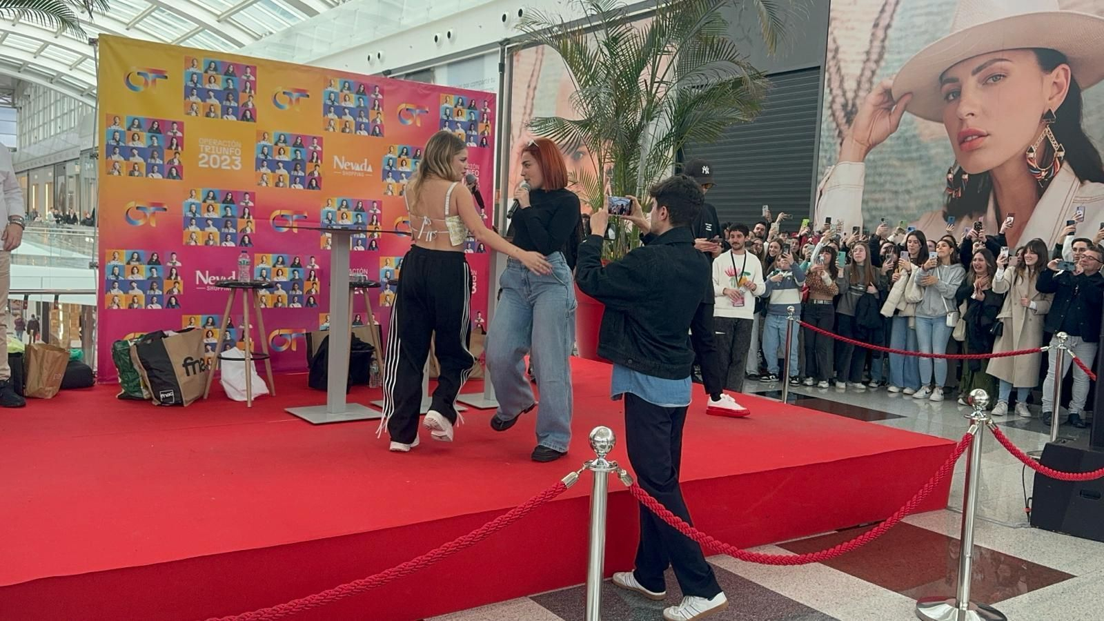 Pasión por OT en Granada: Denna, Violeta y Álex Martínez firman discos