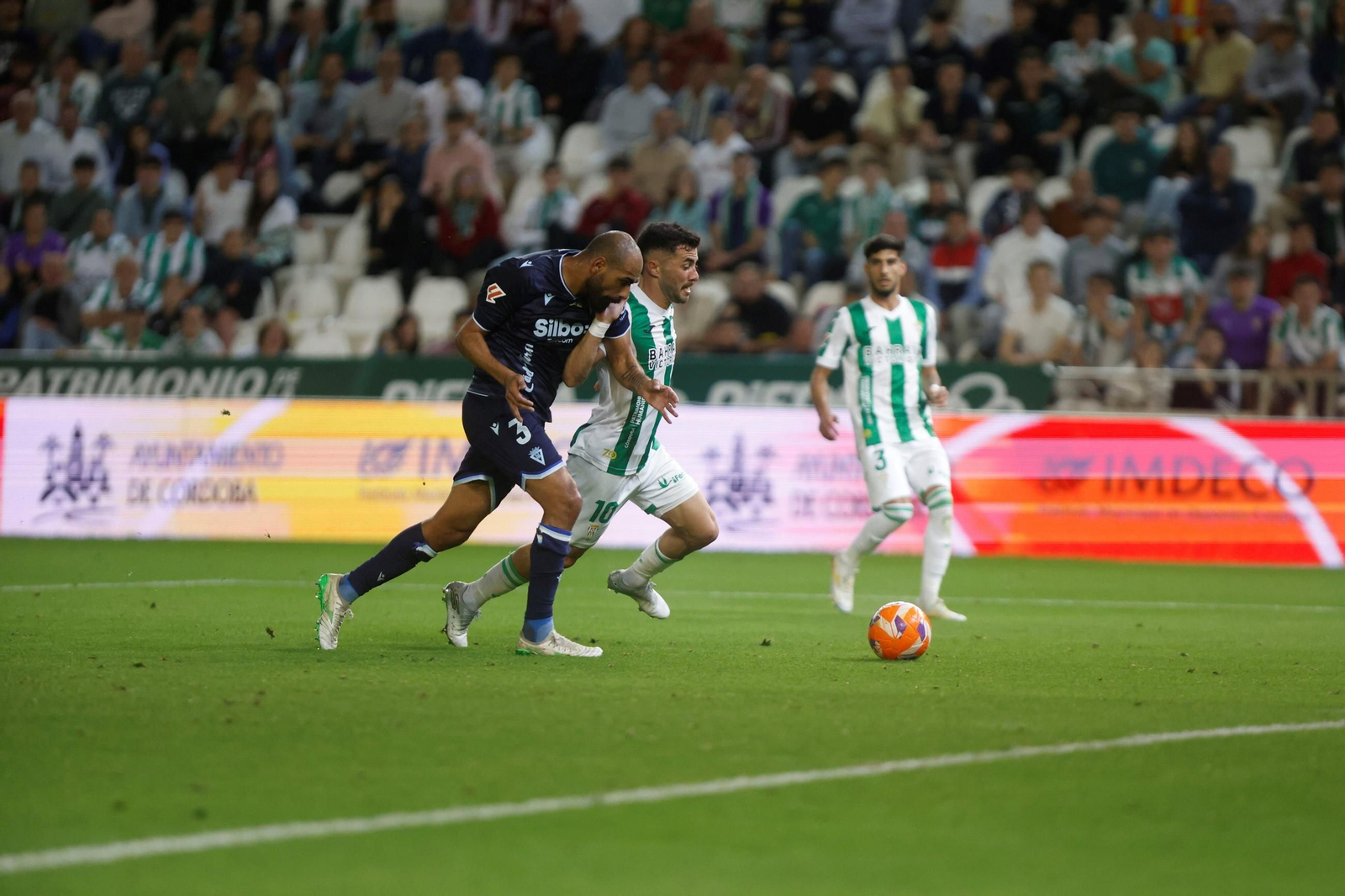 Fali pugna con un rival en el Córdoba-Cádiz de la pasada campaña.