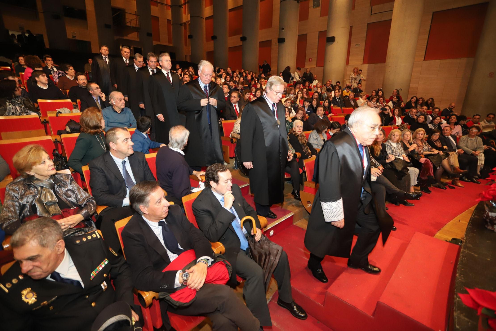 Imágenes del acto de entrega de insignias a los colegiados que cumplen 25 y 50 años en el Ilustre Colegio de Abogados de Huelva.