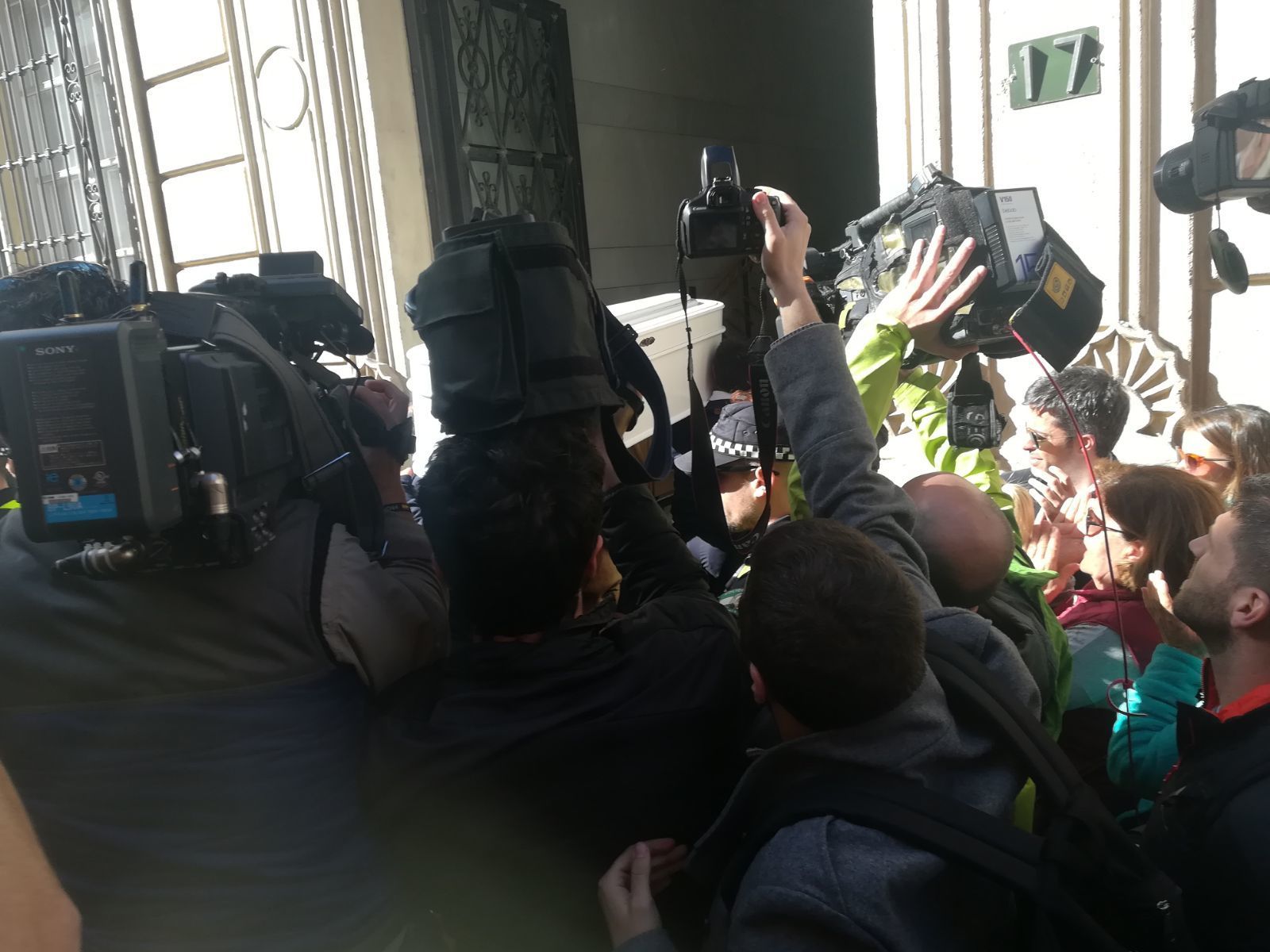 Las imágenes de la capilla ardiente de Gabriel Cruz.