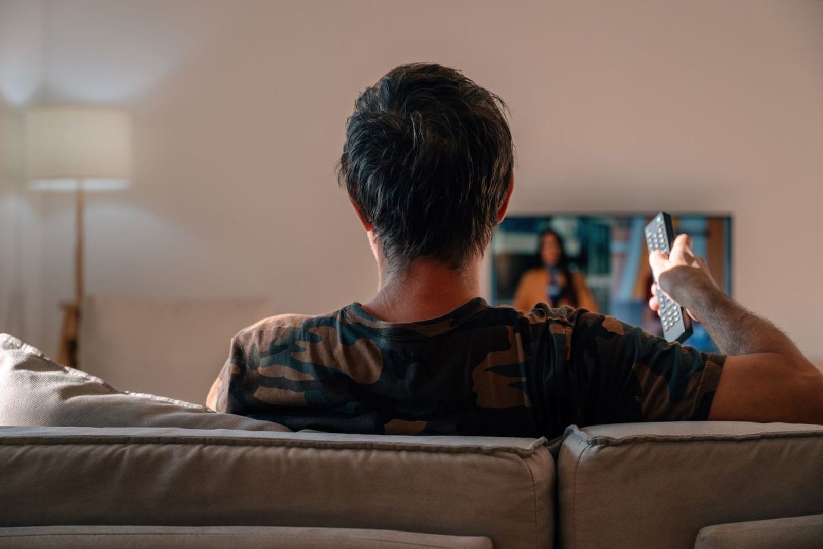 Una persona ve la televisión.