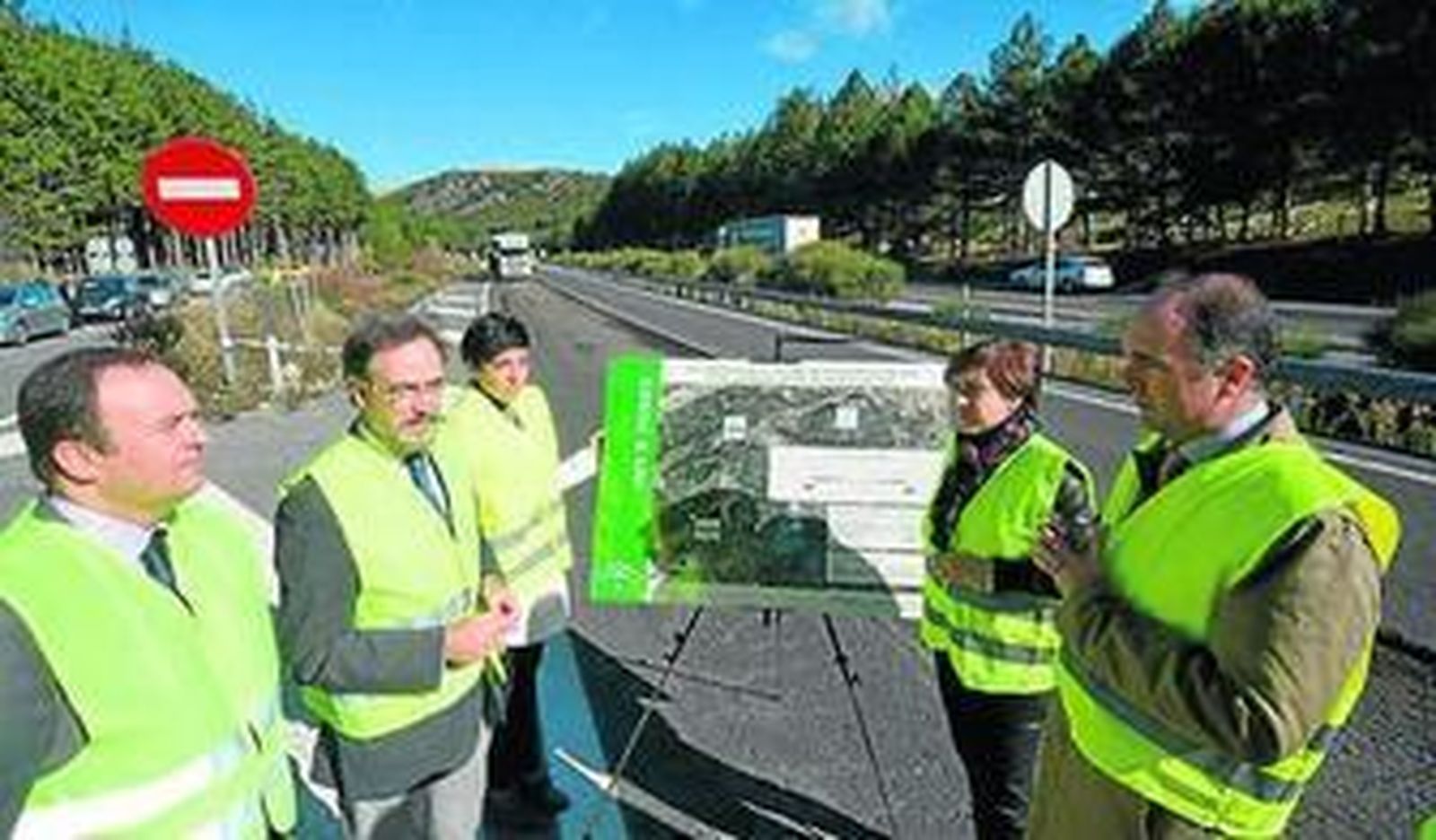 El consejero Felipe López -segundo por la izquierda- ayer en la A-92.