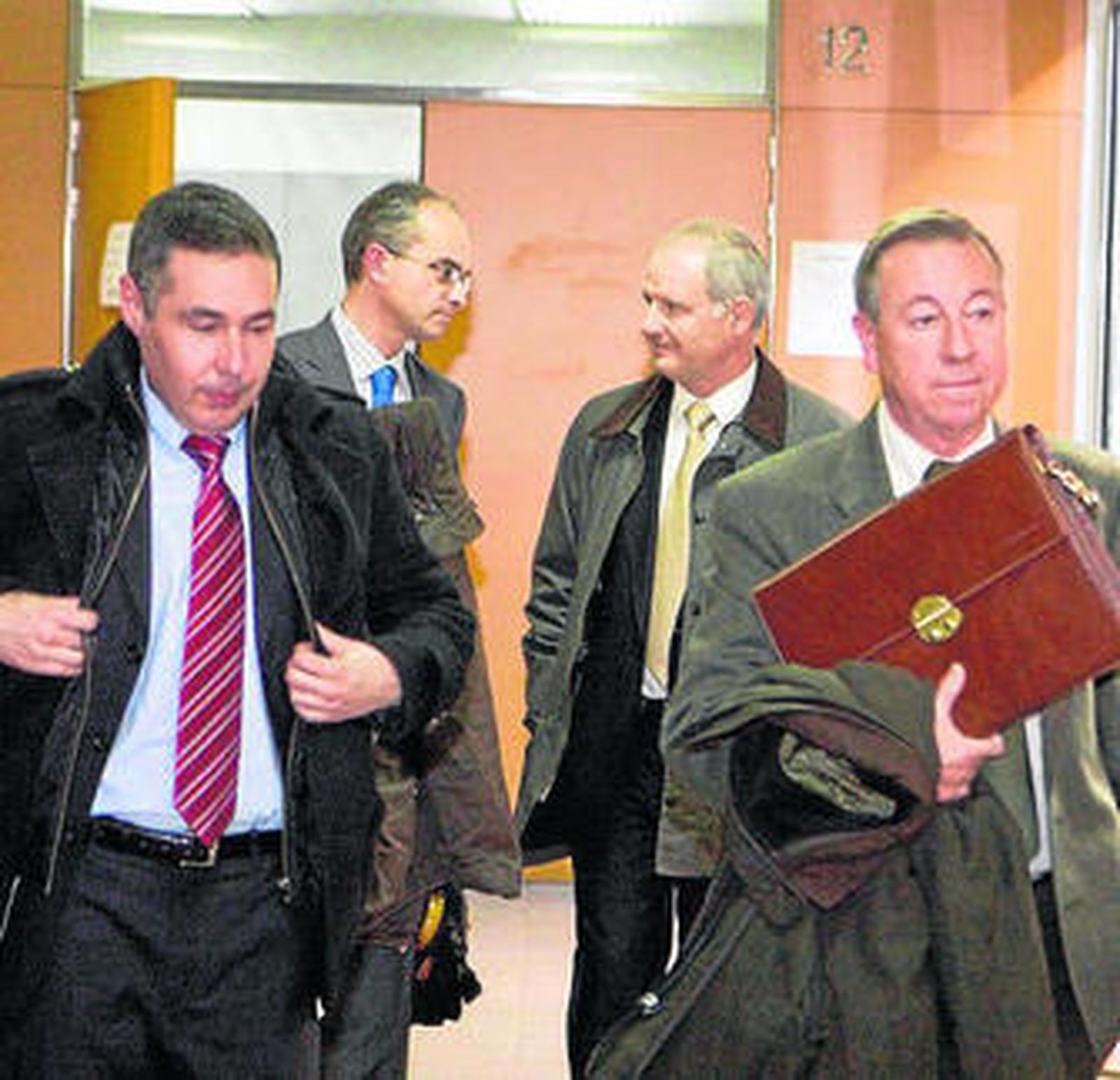 El representante de Chapman (izda.), ayer en Zaragoza.