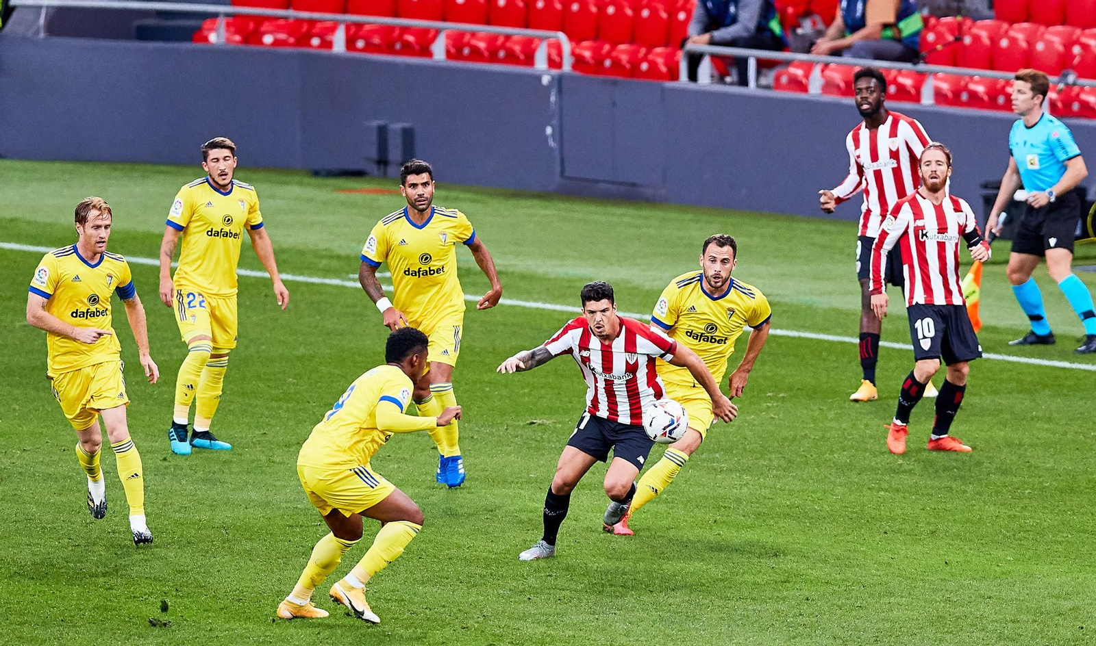 Los de amarillo, Espino, Álex, Augusto, Malbasic y el Choco acorralan a la 'presa' Ander Capa.