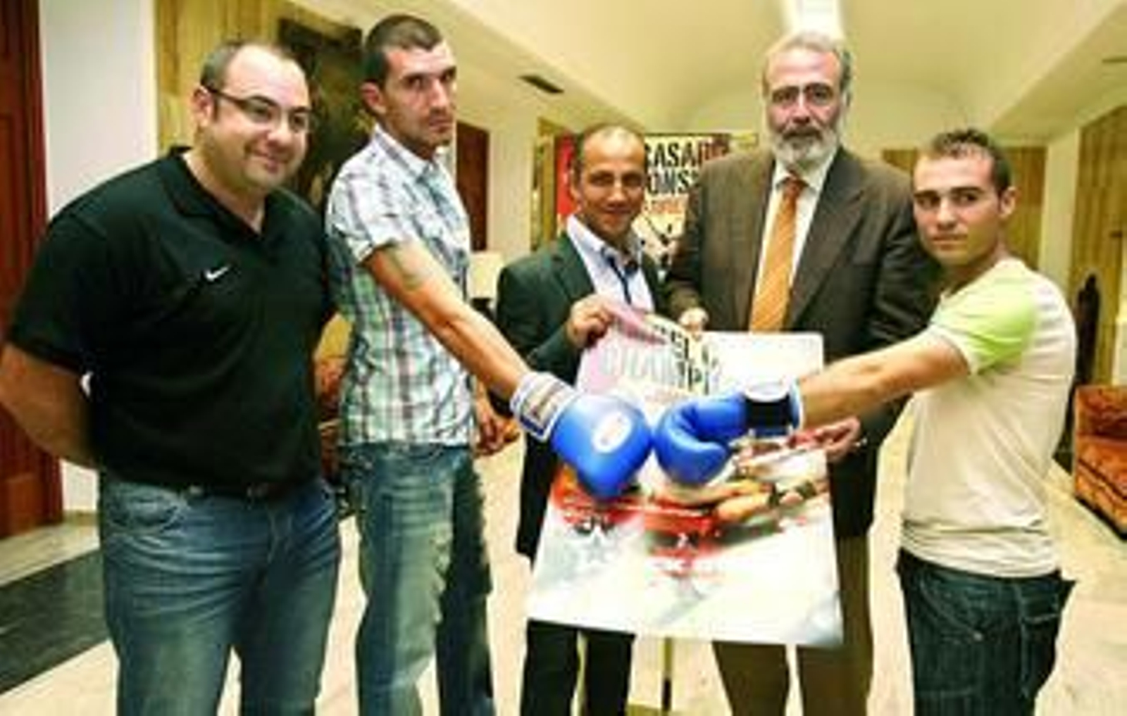 Igualada y Casado sostienen el cartel junto a los campeones Emilio García y Manuel Romero.