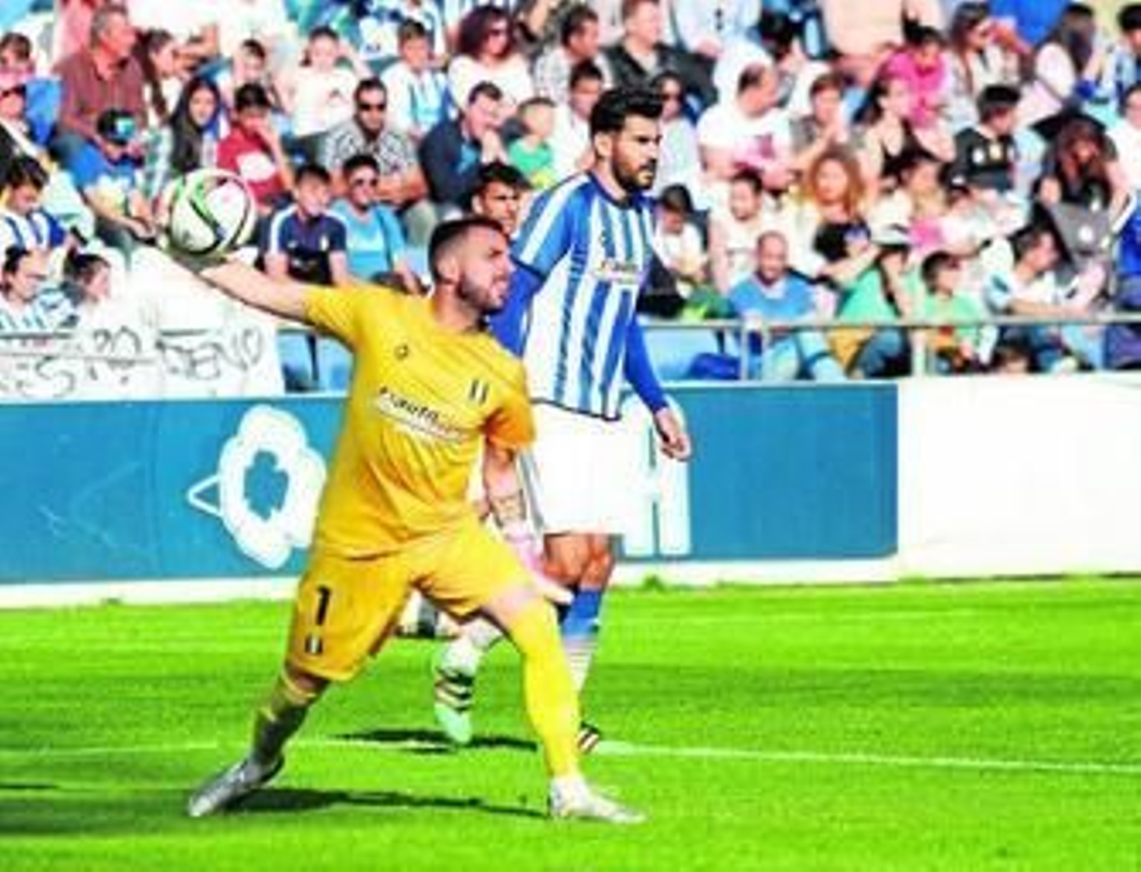 Rubén Gálvez se dispone a sacar el balón, durante el partido del pasado domingo ante el Linares.