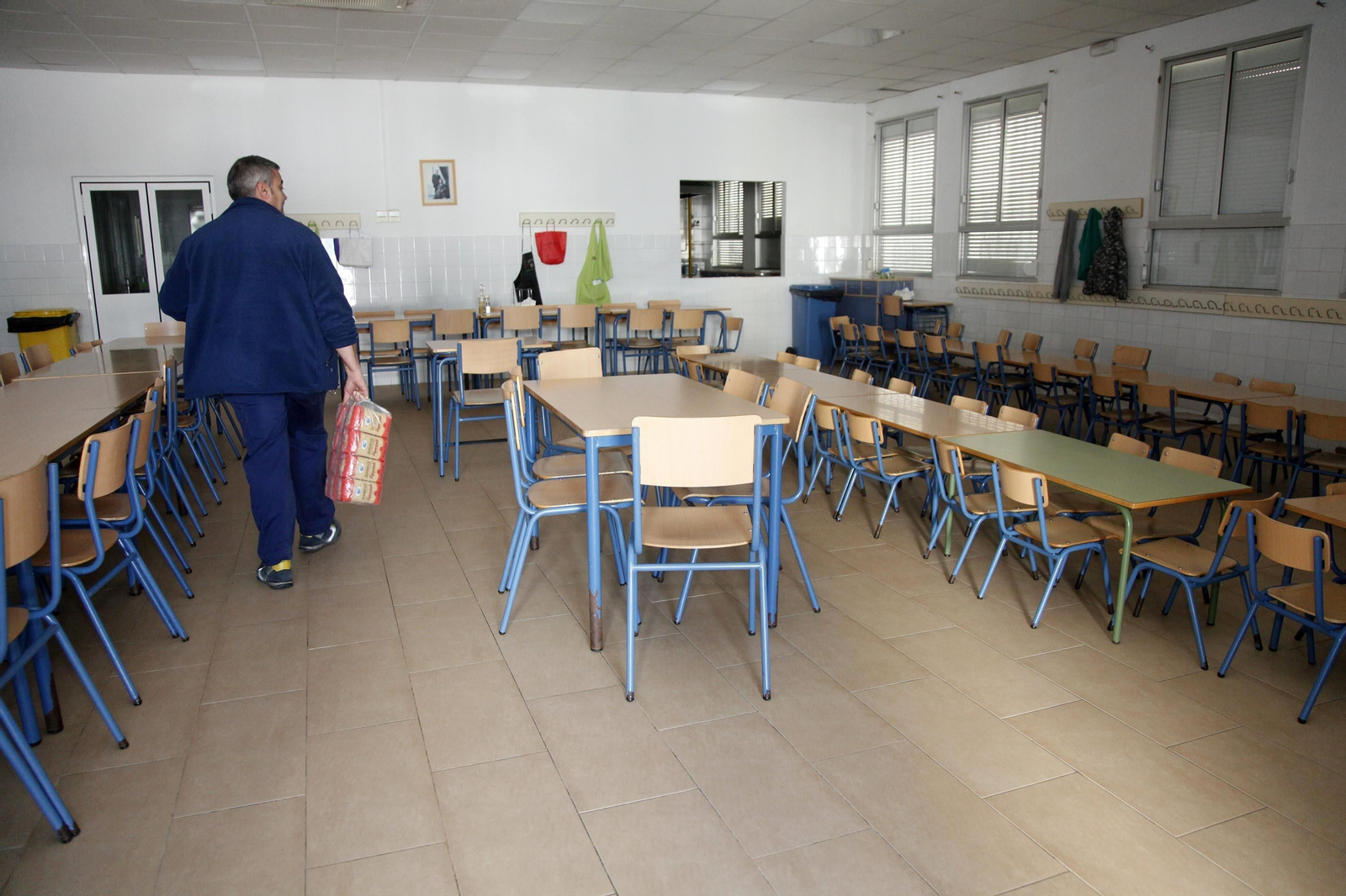 El comedor del CEIP Concepción Arenal vacío tras el cierre del servicio.