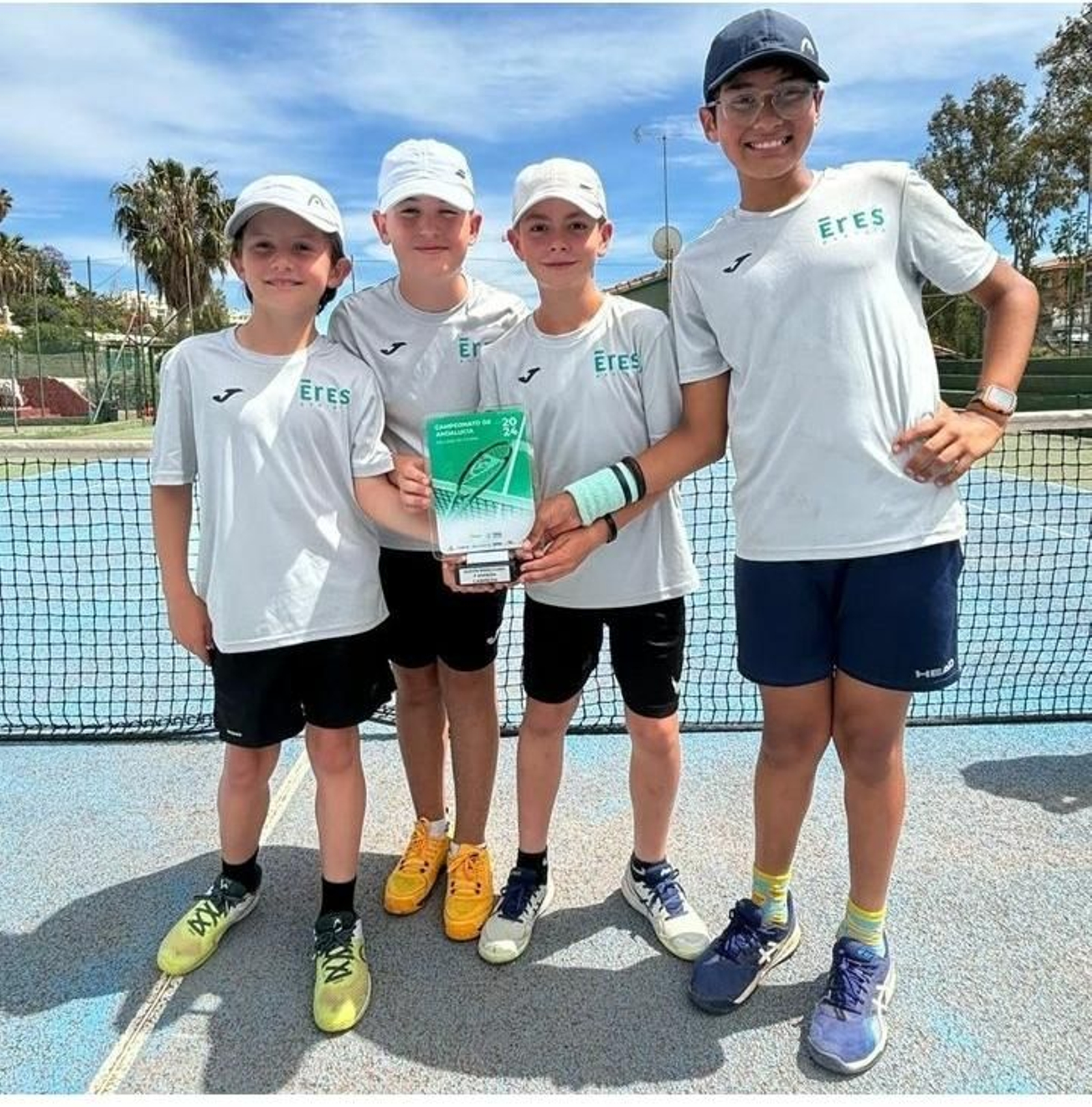 Los jugadores del conjunto ejidense posan con el título conseguido en tierras malagueñas.