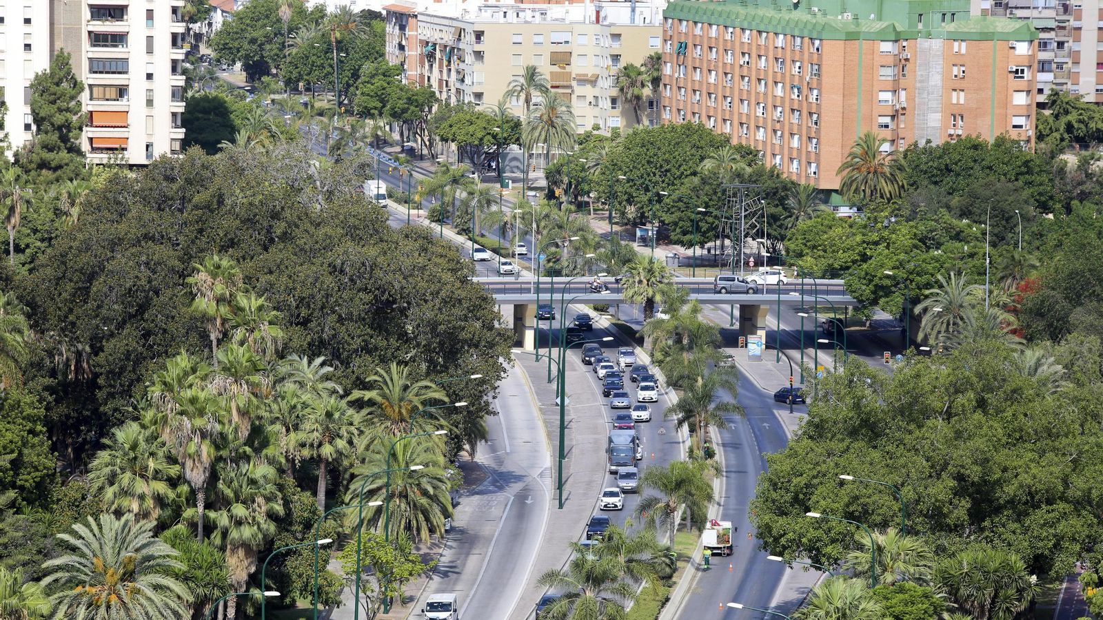 Atascos en la Avenida de Andalucía bajo el Puente de las Américas.