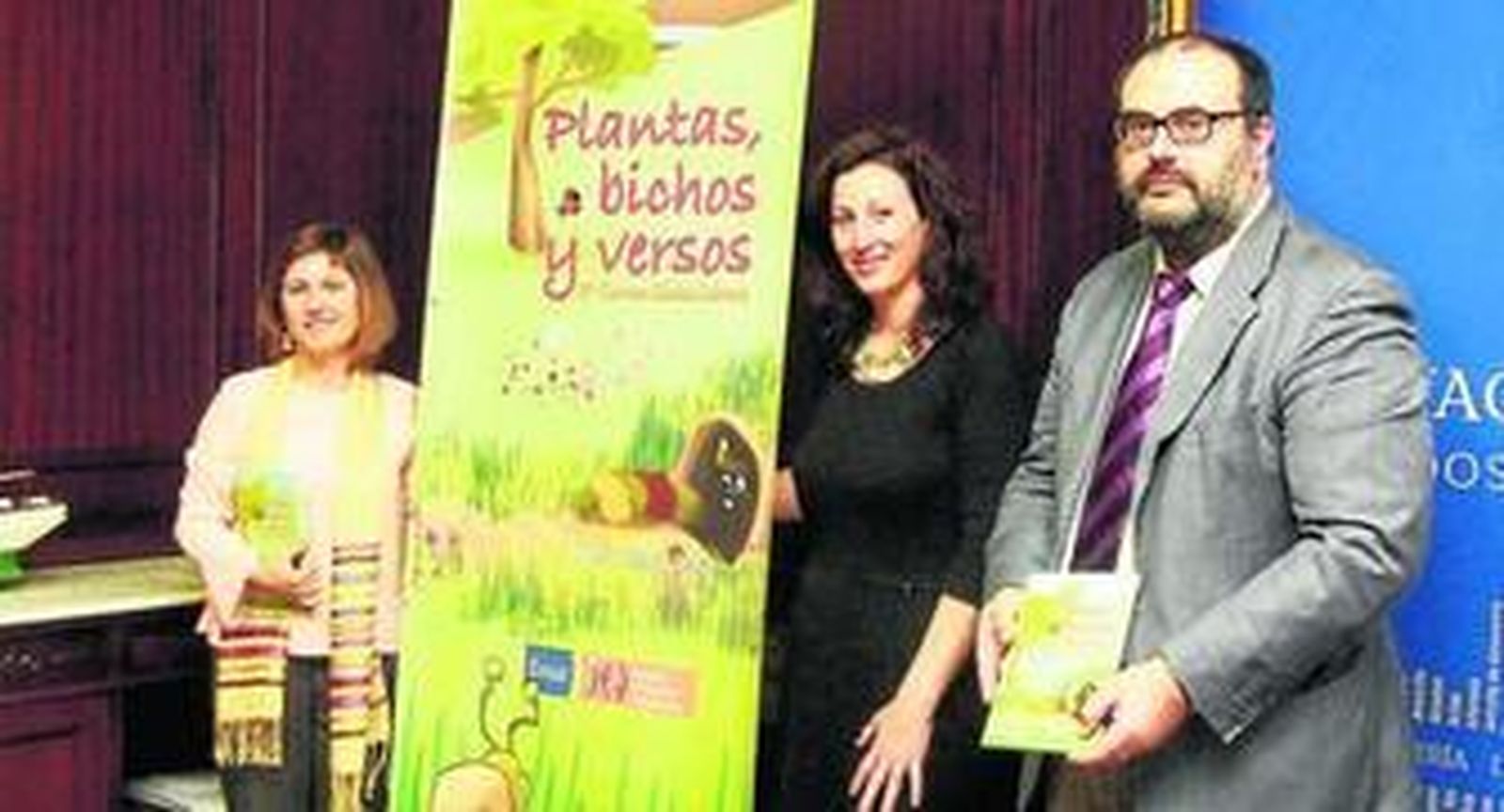 La diputada María Vázquez junto a la escritora María Carmen Quiles y Rafael L. Aguilera, director del IEA.