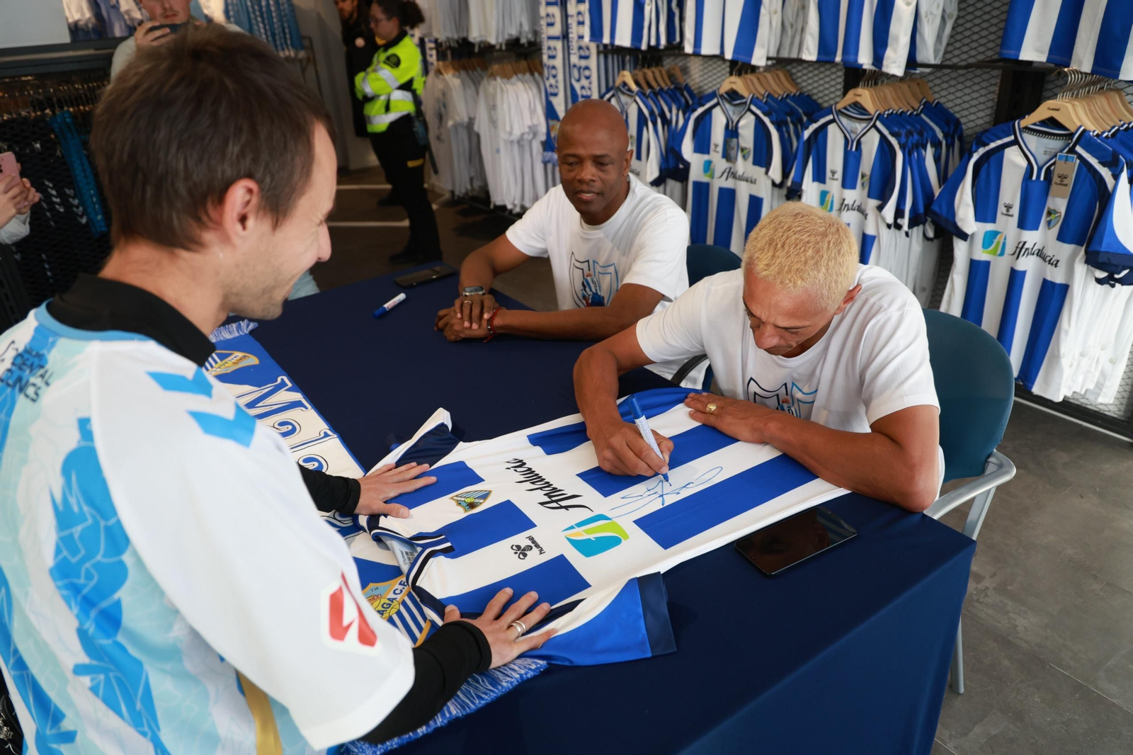 Dely Valdés y Darío Silva firman la camiseta retro del Málaga CF a los aficionados