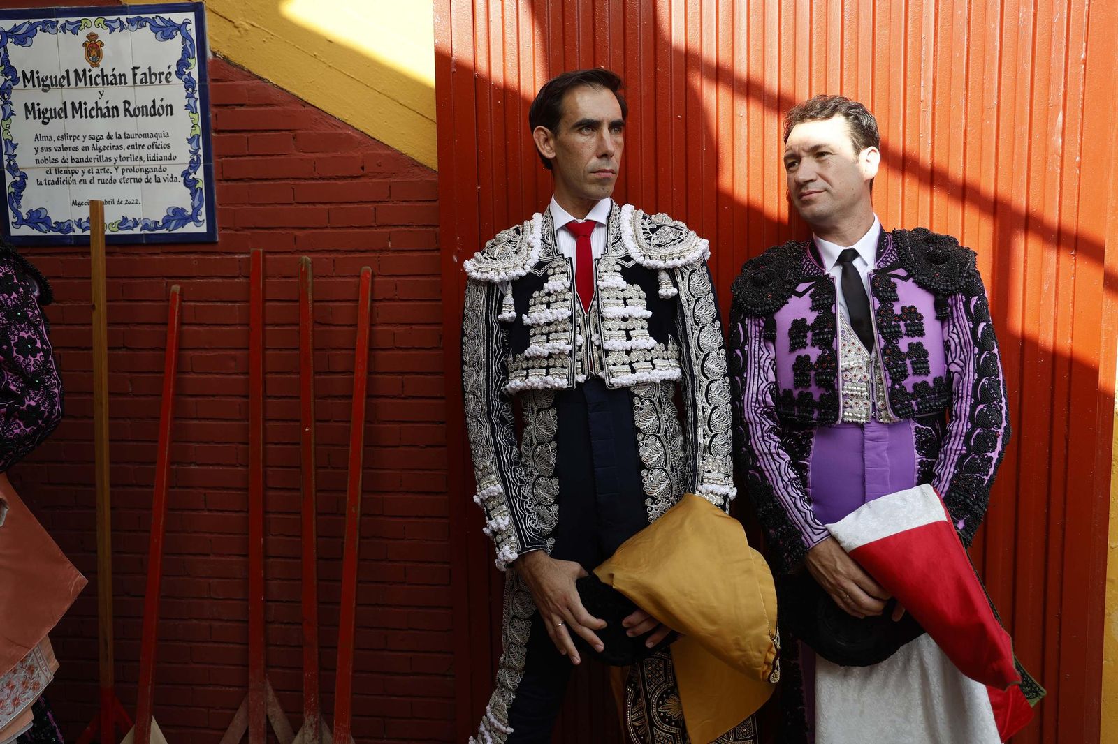 Una decepcionante corrida de Miura con Esaú Fernández a hombros cierra Algeciras