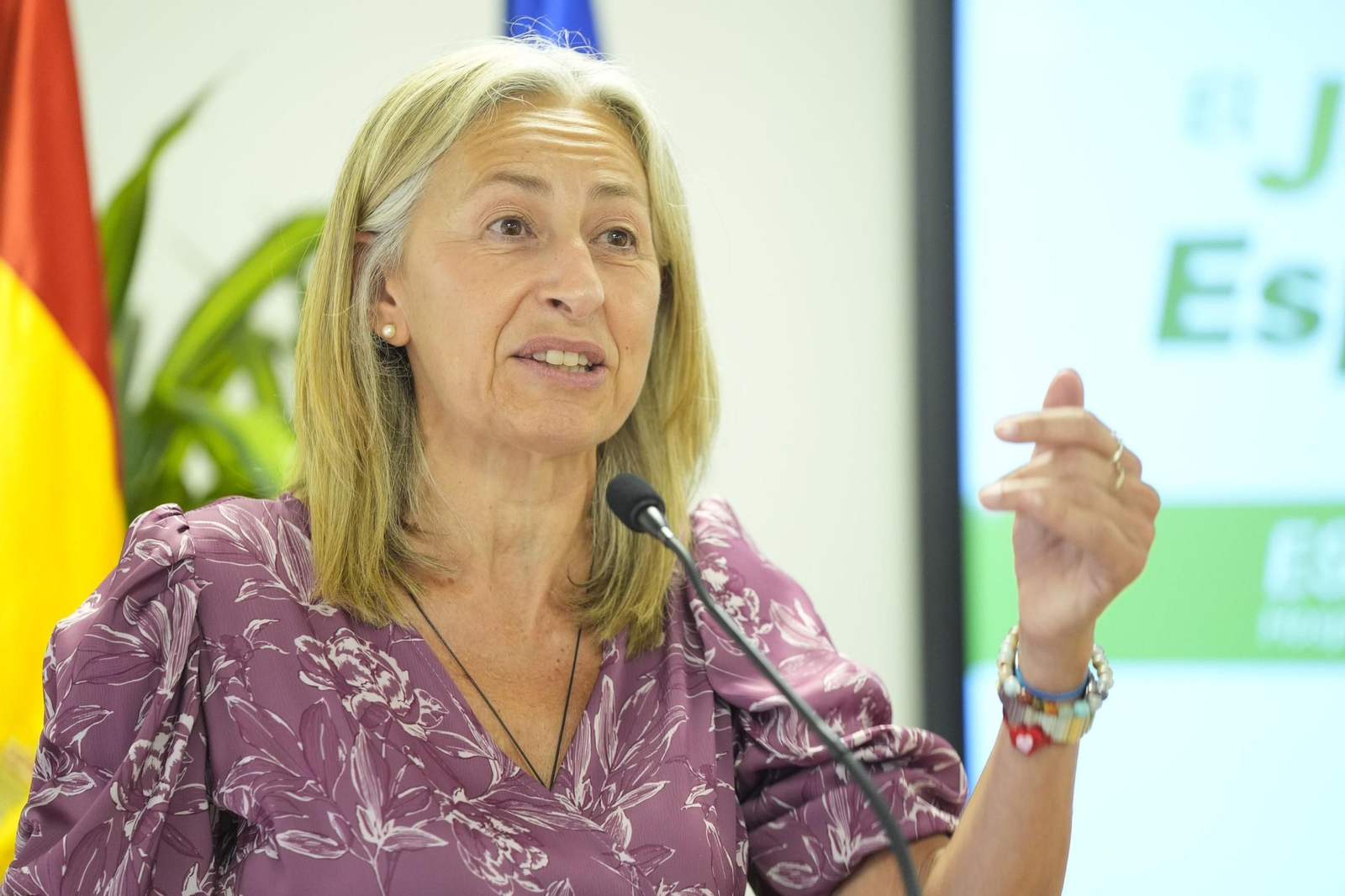 La consejera de Salud y Consumo, Rocío Hernández, en la presentación del proyecto 'Jardín de la Esperanza', en el Hospital Virgen Macarena.