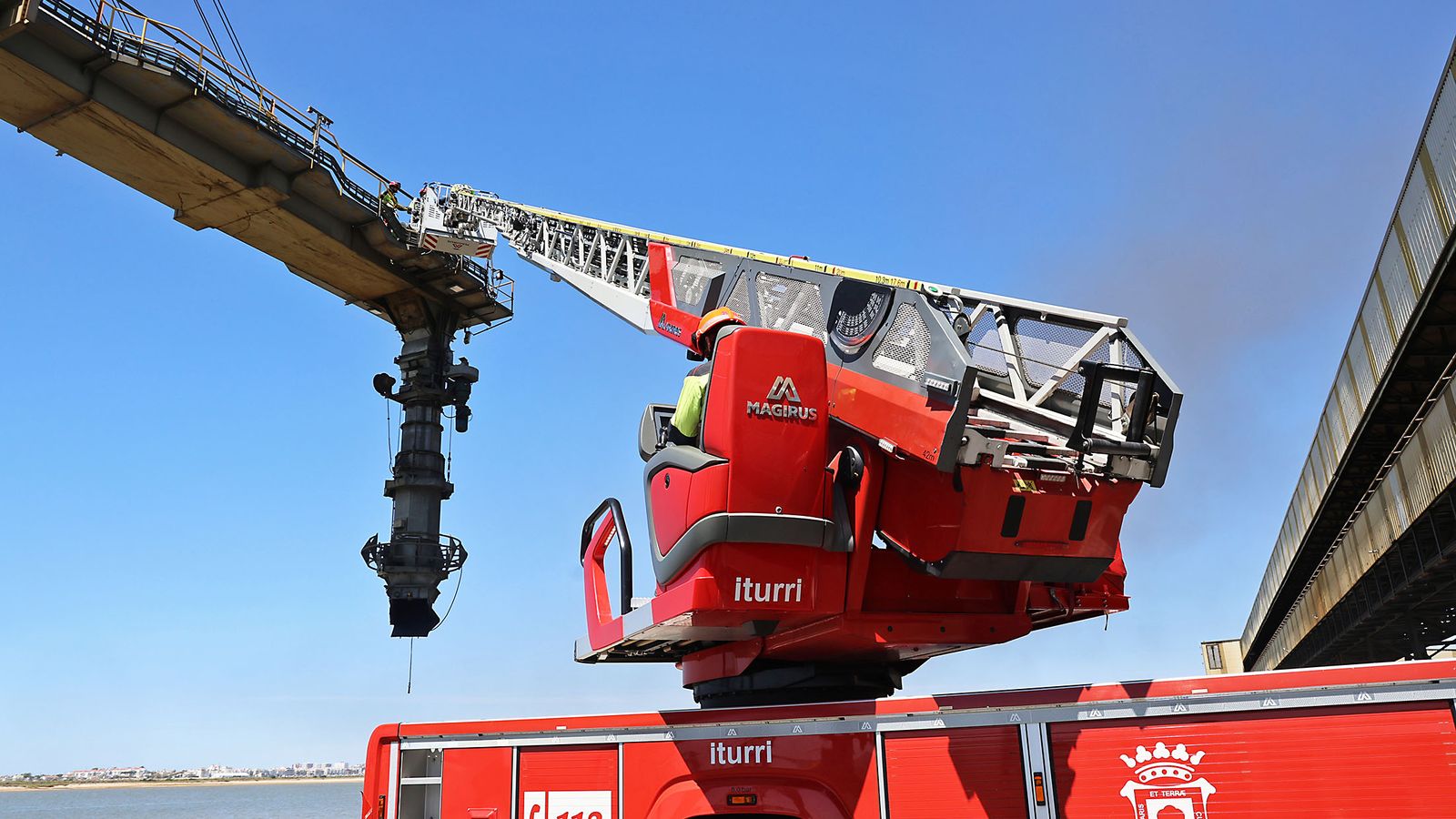 Simulacro de rescate de un operador en el cargador de barcos con camión auto escala.