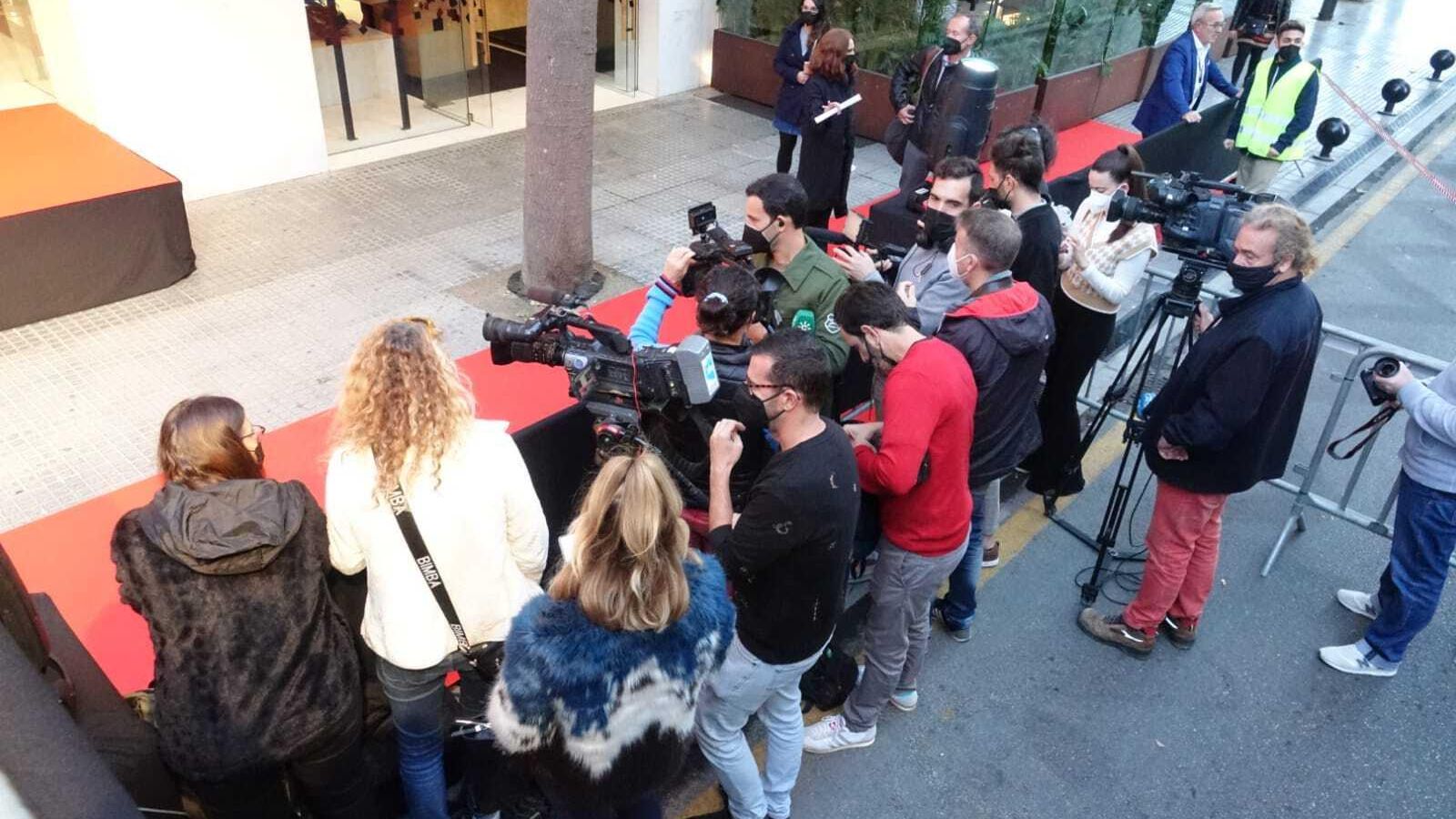 Medios a las puertas del Teatro del Soho.