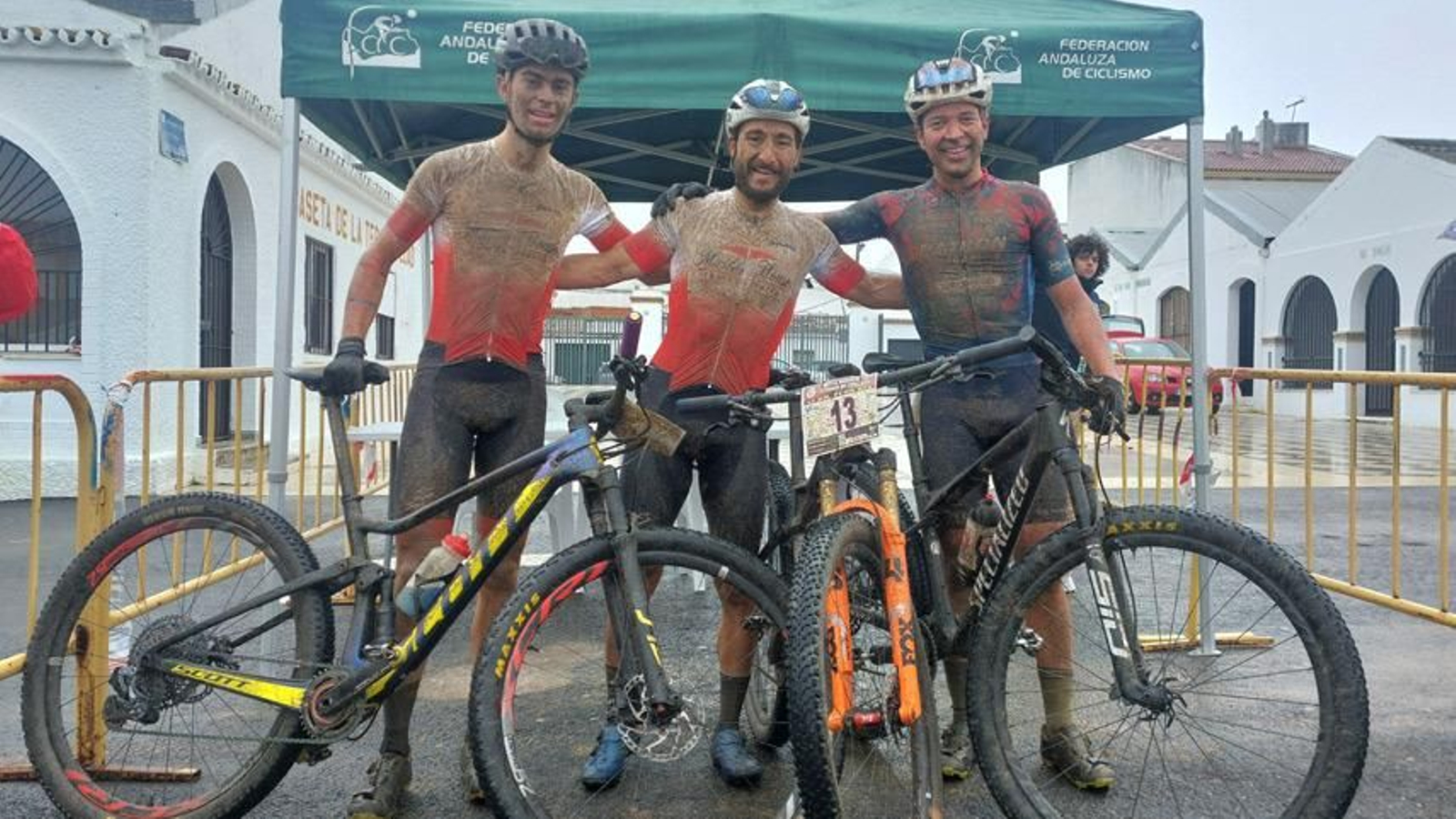 Participantes de la prueba pasados por barro debido a las inclemencias meteorológicas.