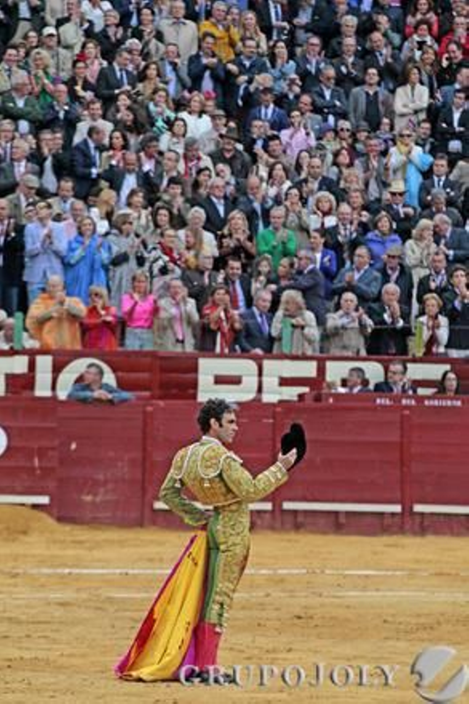 José Tomás se dirige al público desde el centro de la plaza

Foto: Miguel Angel Gonzalez