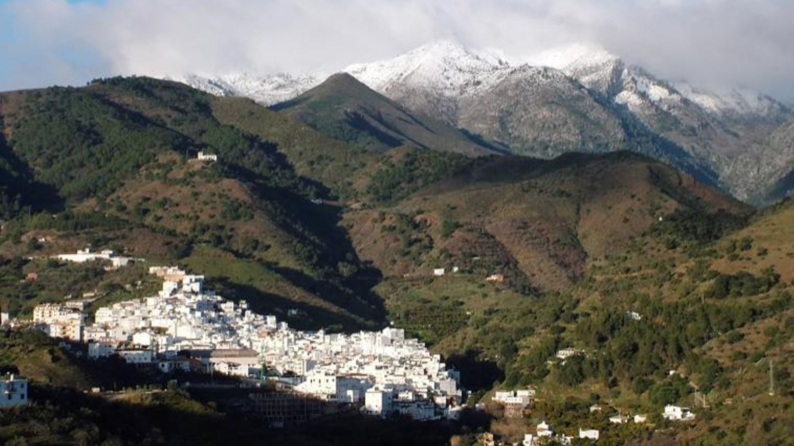 Una imagen área del pueblo de Tolox y la Sierra de las Nieves. Una imagen área del pueblo de Tolox y la Sierra de las Nieves.