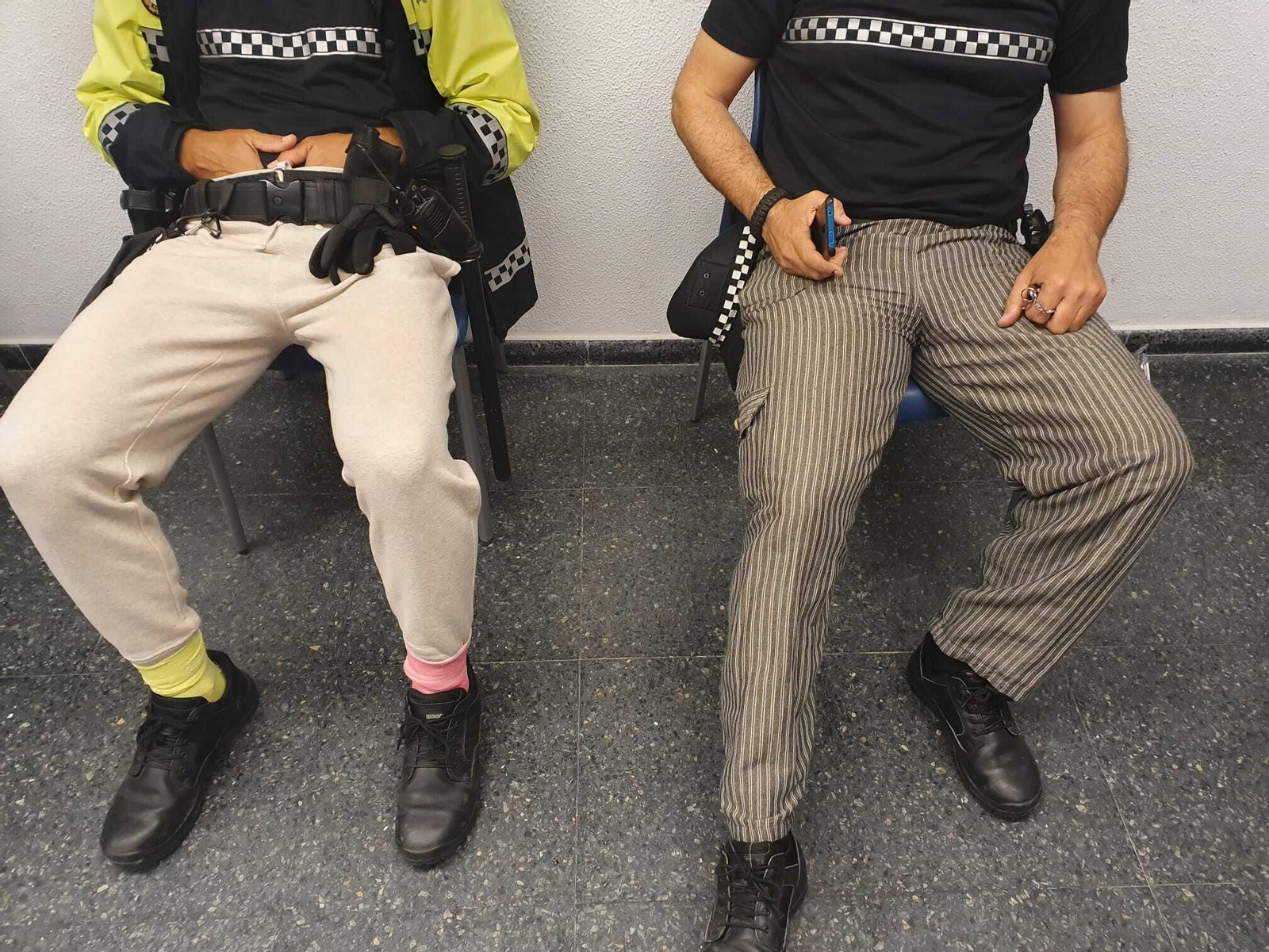Dos agentes, estos días en la Jefatura  con pantalones de paisano.
