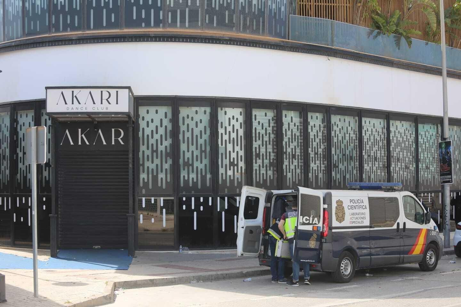 La Policía Científica a las puertas de la discoteca, lugar en el que se produjeron los hechos.
