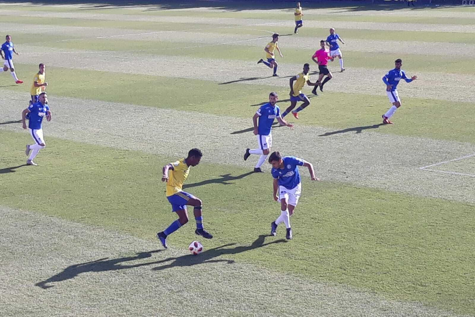 Seth Vega encara a Rodri en una acción que acabó en falta sobre el cadista.