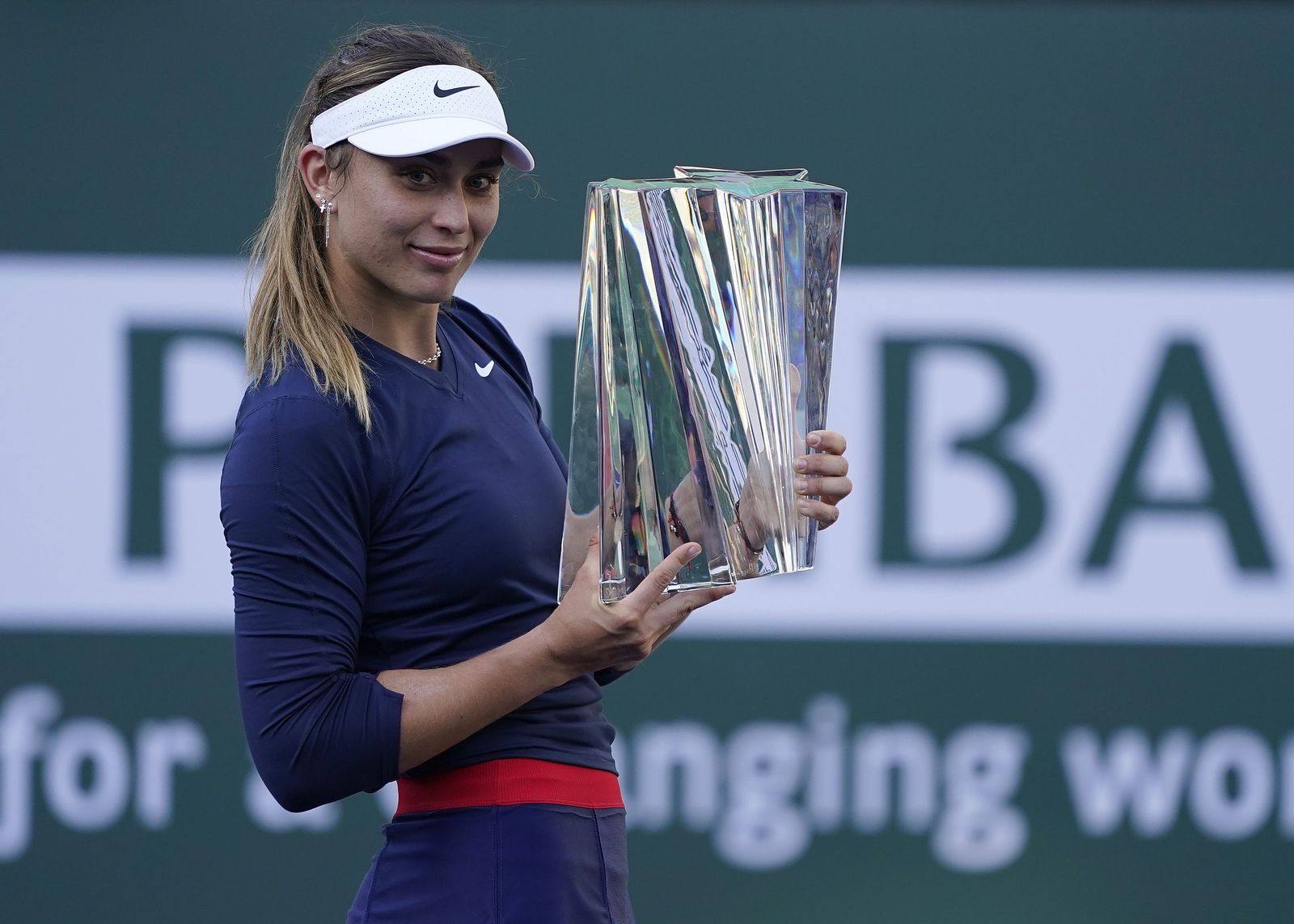 Paula Badosa posa con el trofeo de campeona de Indian Wells.