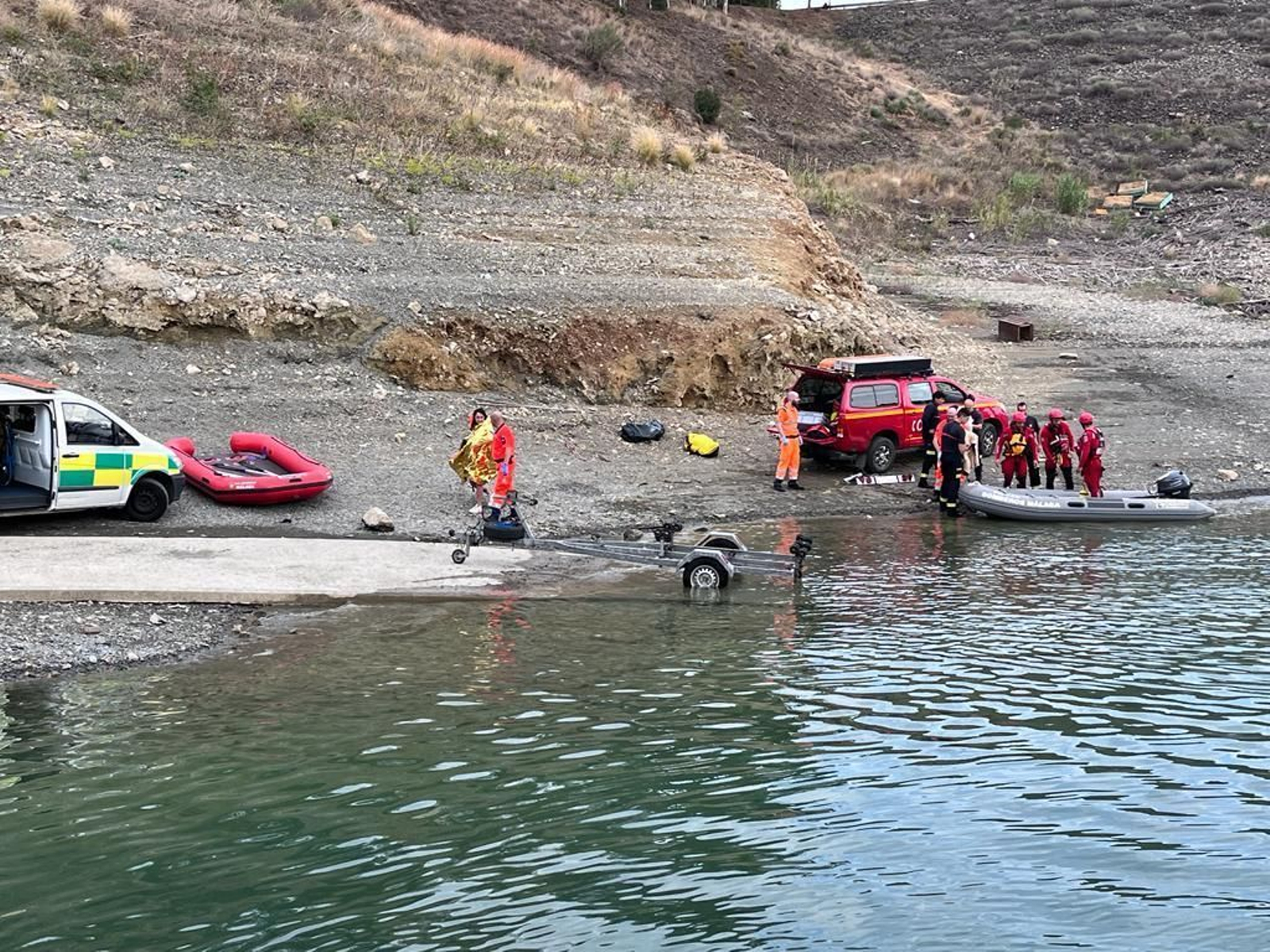 Rescate de senderistas en el pantano del Limonero en Málaga para huir de cuatro jóvenes Rescate de senderistas en el pantano del Limonero en Málaga para huir de cuatro jóvenes