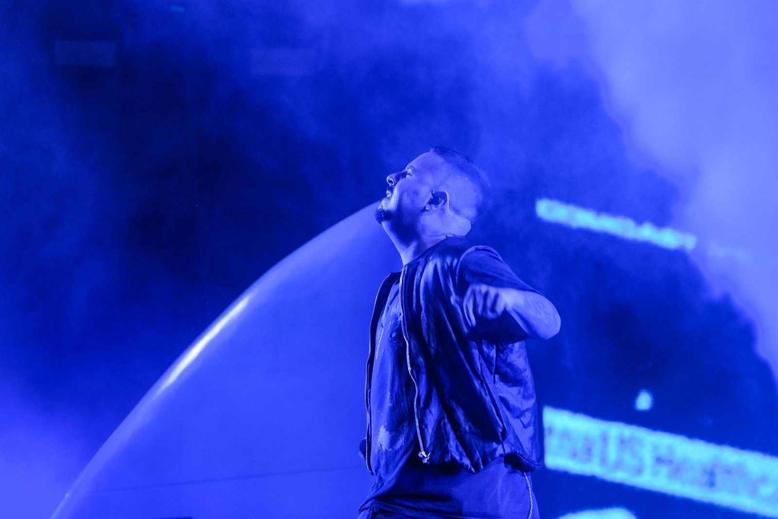 Concierto de Cruz Cafuné en el Cabaret Festival