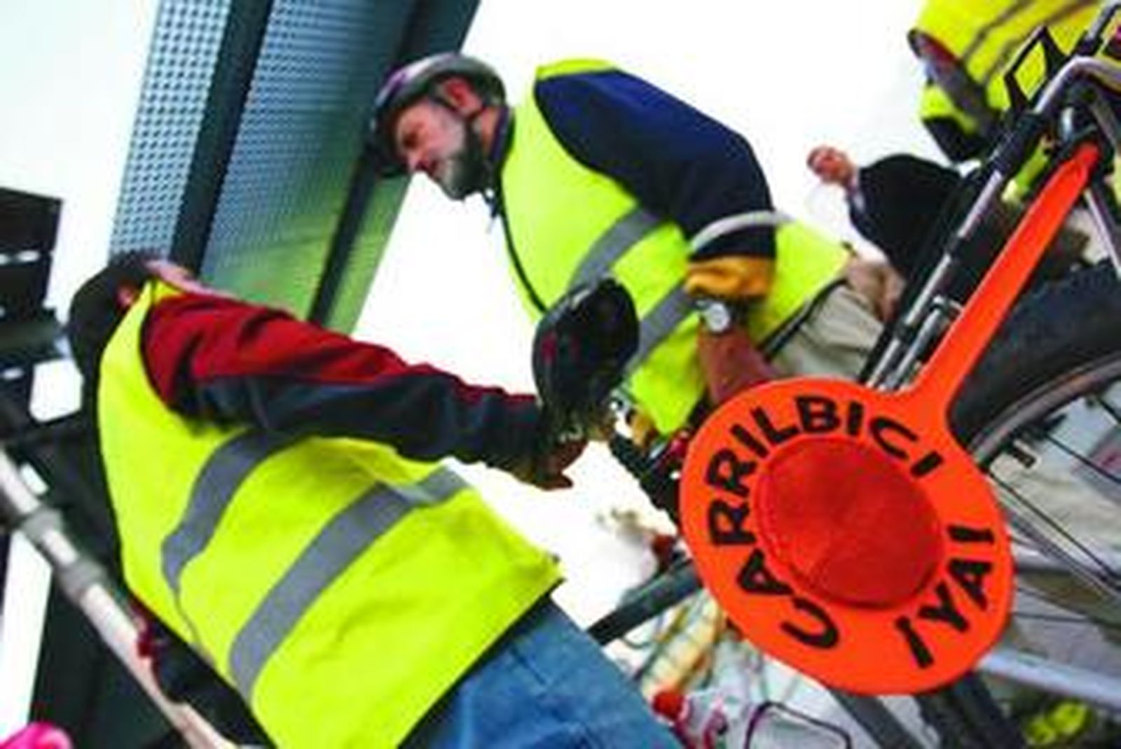 Imagen de archivo de varios ciclistas que reivindican "carril bici, ¡ya!".