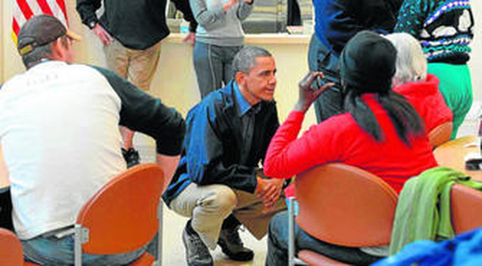 Obama conversa con las personas acogidas en un refugio de la localidad de Brigantine durante su visita de inspección a Nueva Jersey.