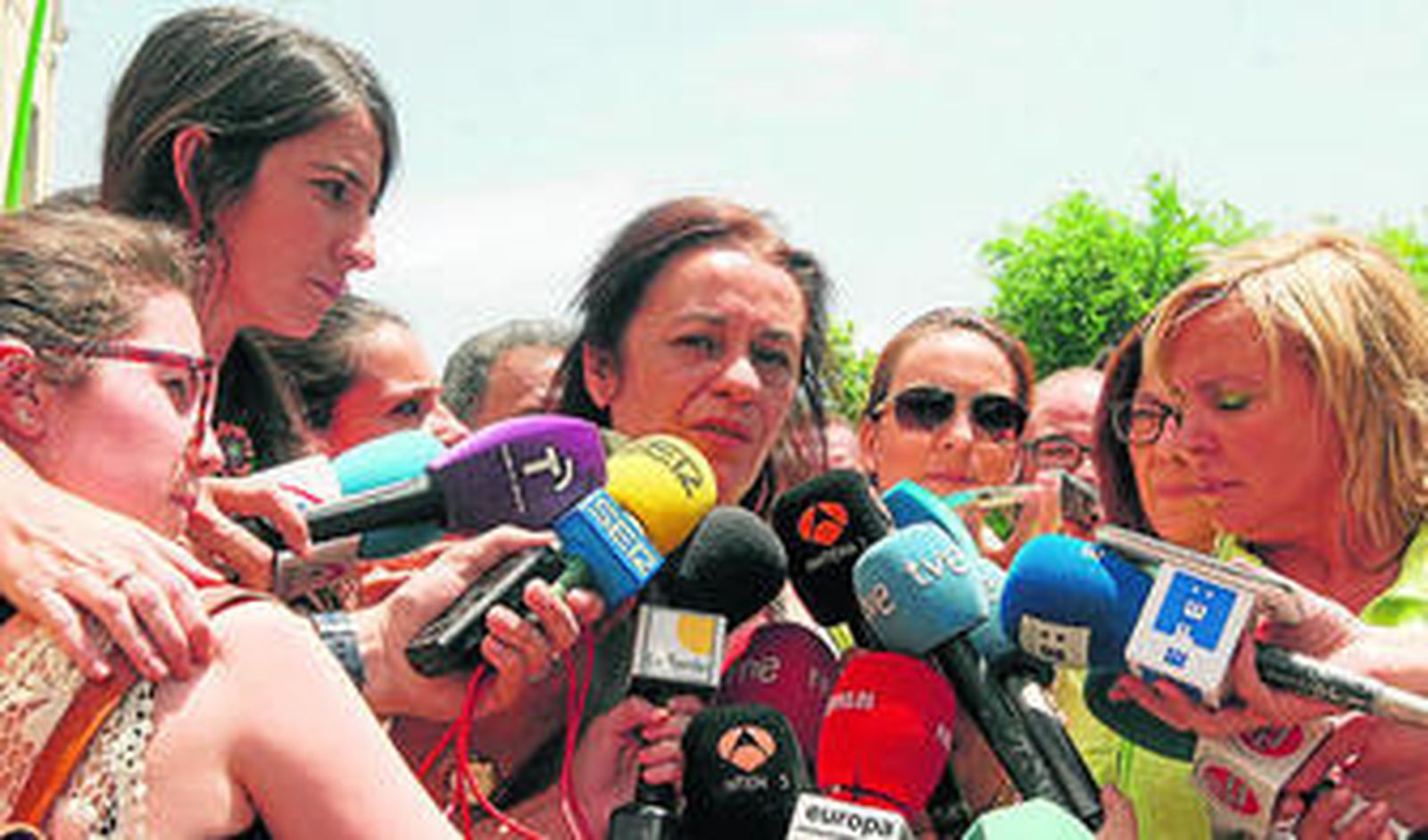 La letrada de la familia materna, Reposo Carrero, atiende a los medios de comunicación a las puertas de la Audiencia.