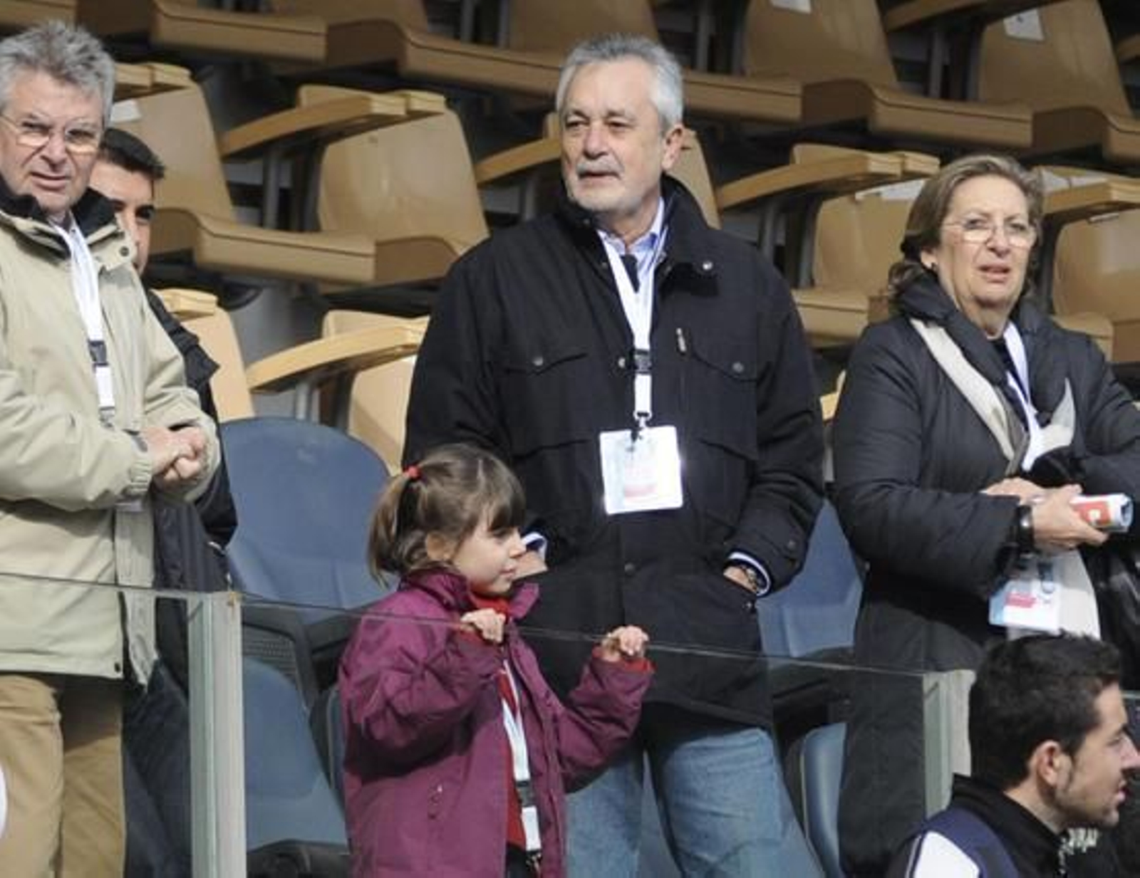 El presidente de la Junta de Andalucía, José Antonio Griñán, en la grada del Estadio Olímpico. / Juan Carlos Vázquez
