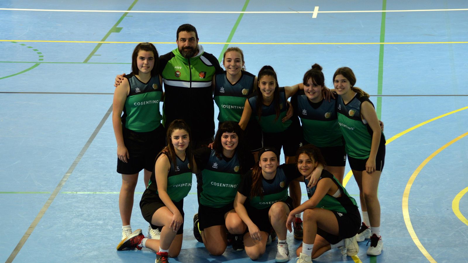 Antonio Martos, director técnico, con uno de los equipos femeninos Antonio Martos, director técnico, con uno de los equipos femeninos