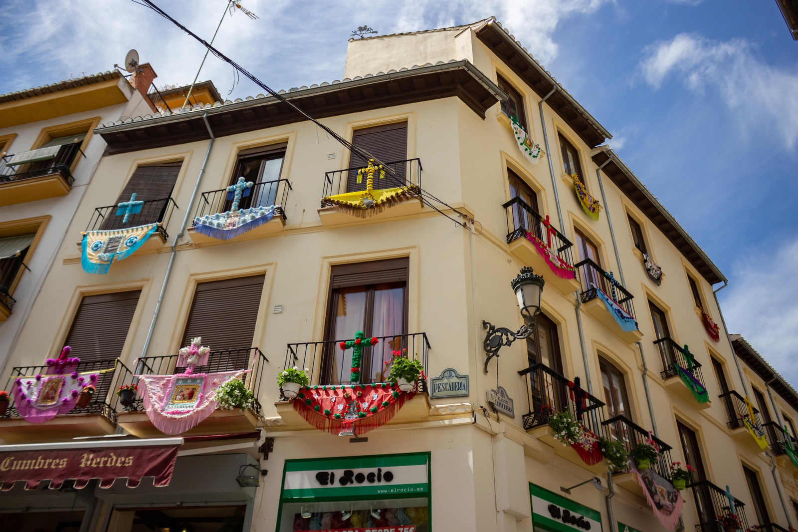 Preparativos para el Día de la Cruz en un edificio del centro de Granada