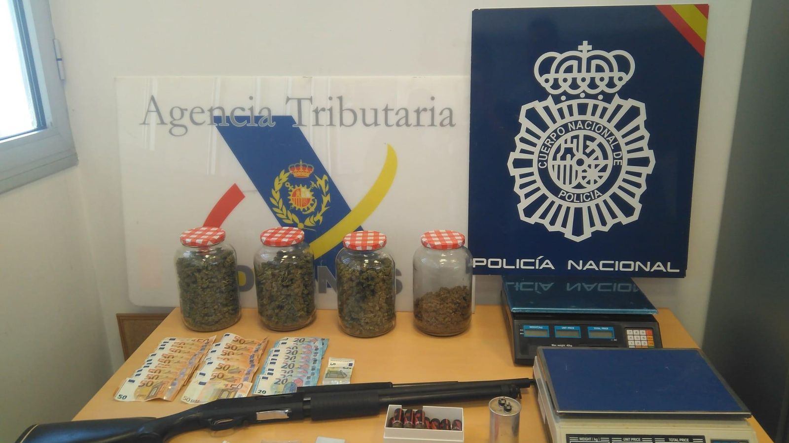 Dinero,  droga y otros enseres incautados en la operación.