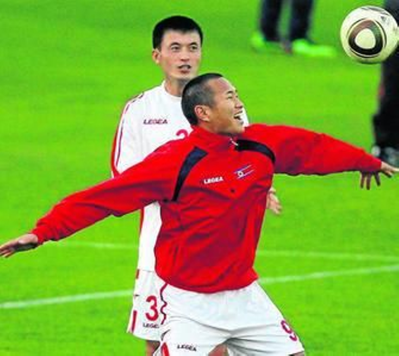 Jong Tae-Se bromea con un compañero.