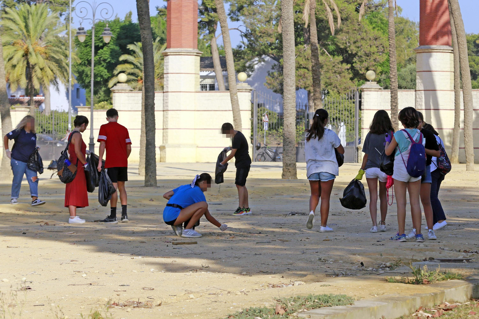 Imágenes del grupo juvenil Green Team Jerez limpiando en el Parque González Hontoria
