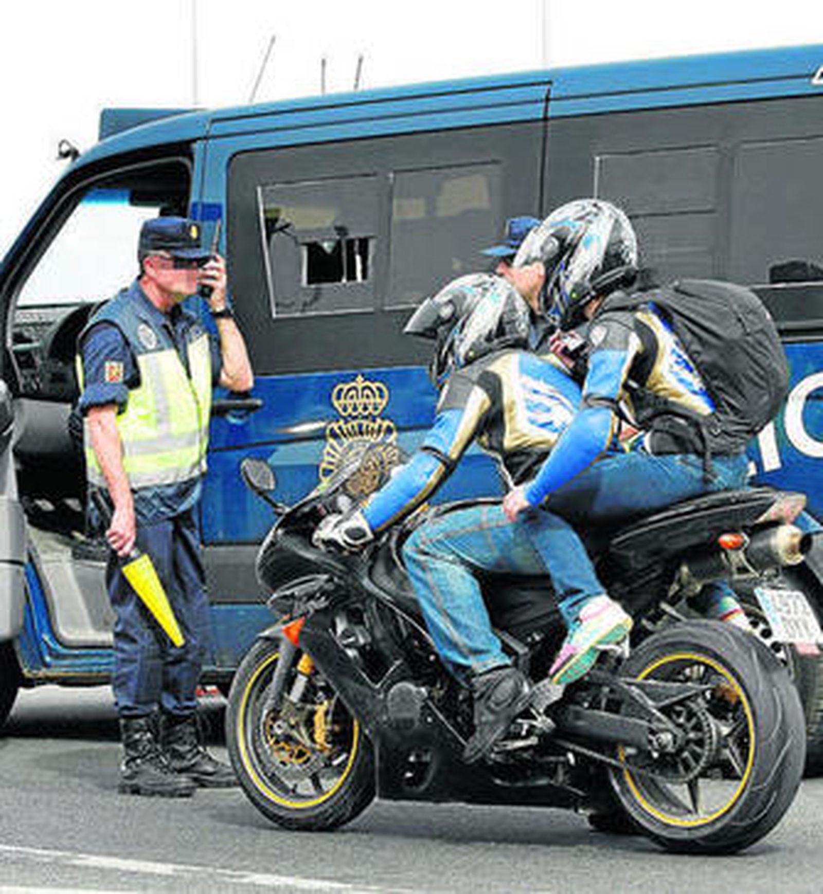 Una motocicleta parada en un control policial.
