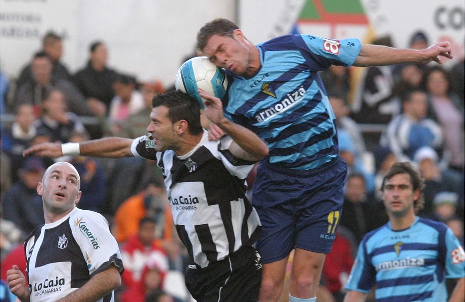 Nano pelea un balón aéreo en el Vecindario-Cádiz que cerró la única doble victoria como equipo visitante.