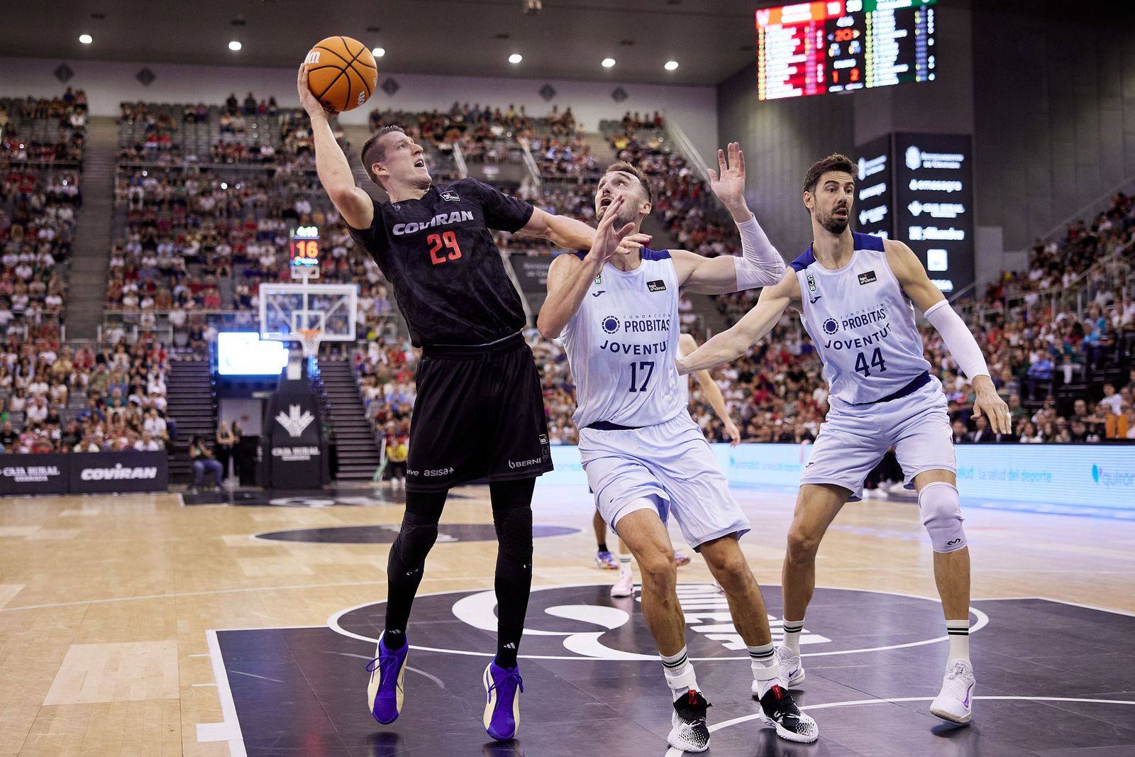 Bozic trata de anotar en el duelo de la primera vuelta disputado en el Palacio de Deportes.