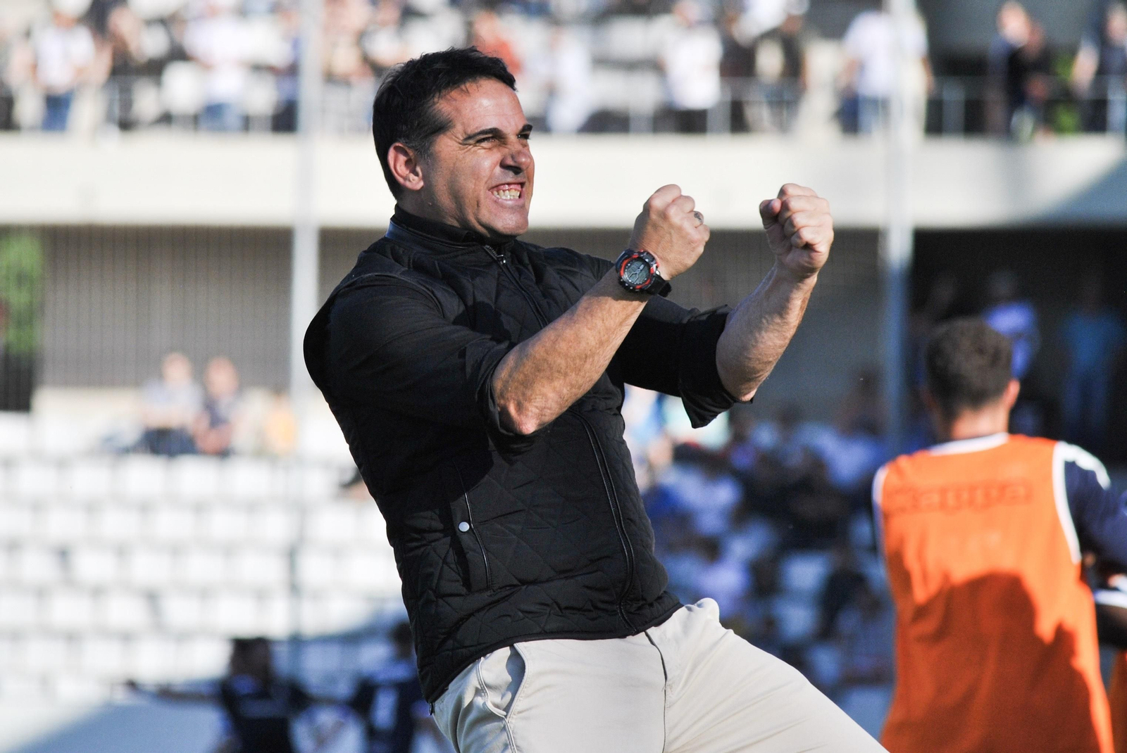 Emilio Fajardo celebra el tanto de Iván en L'Hospitalet.