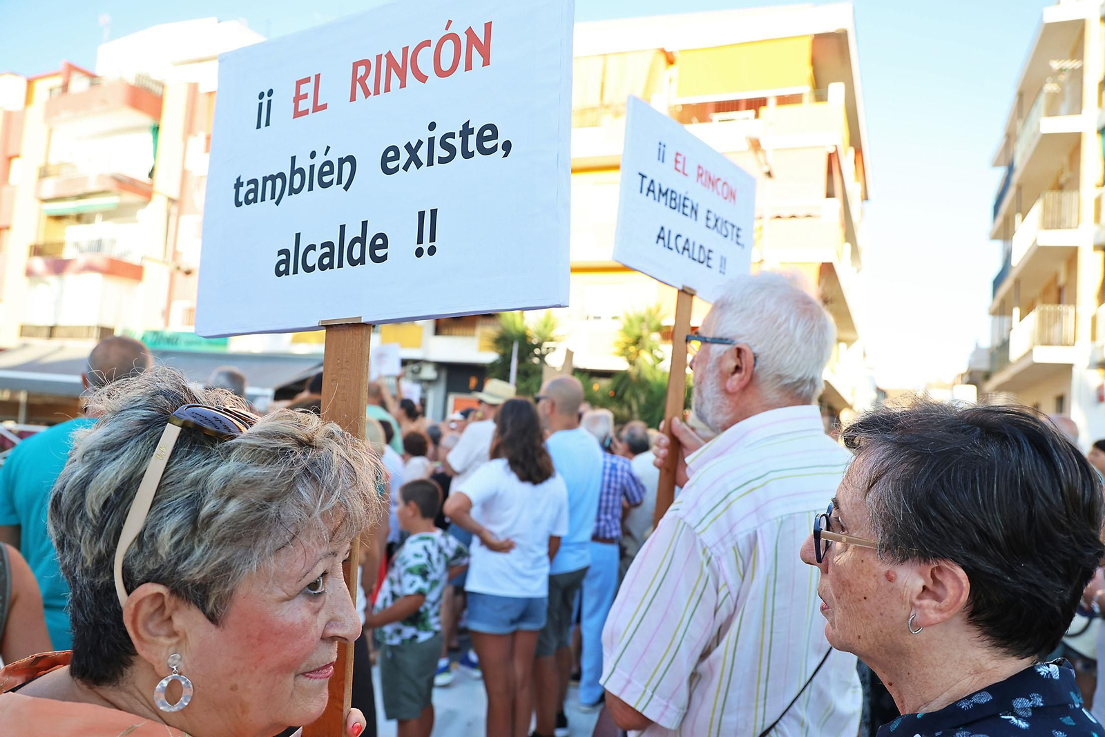 Imágenes de la concentración de los vecinos del Portil por el abandono de la playa