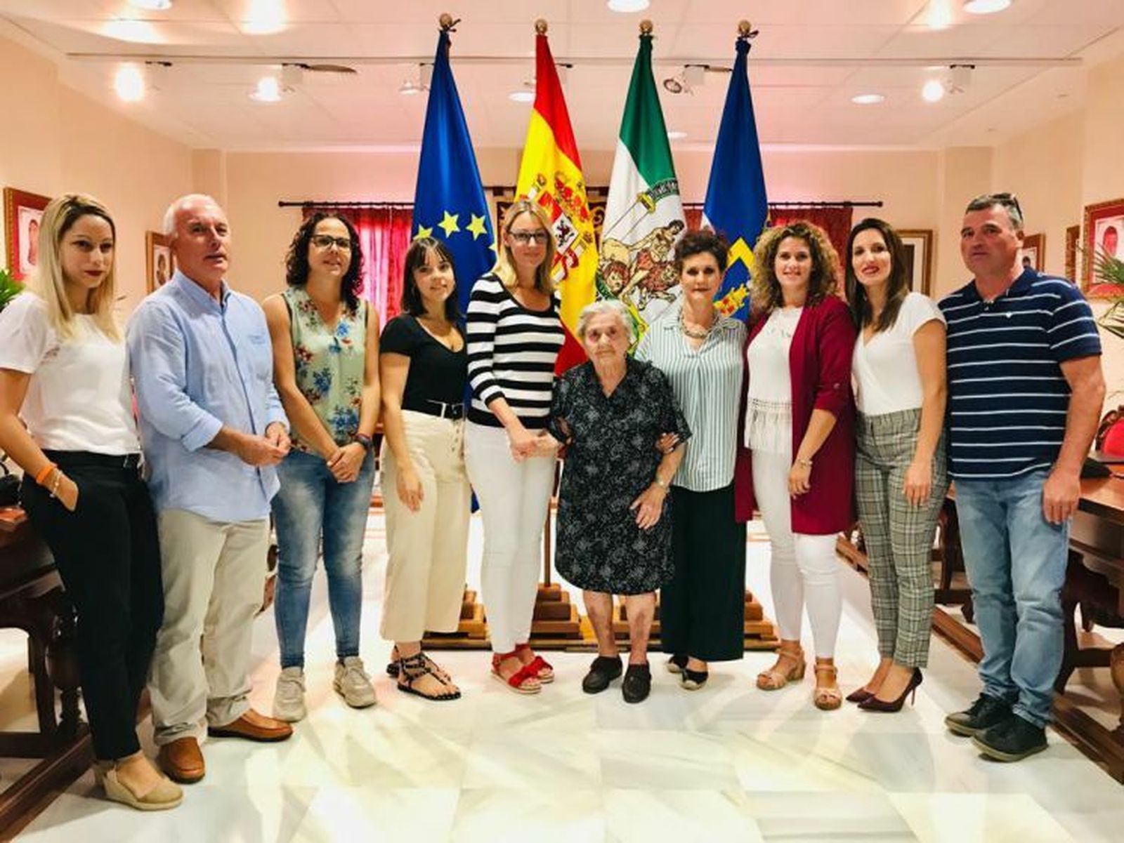 Purificación Fernández Romero ha recibido el homenaje institucional en el Salón de Plenos del Ayuntamiento.