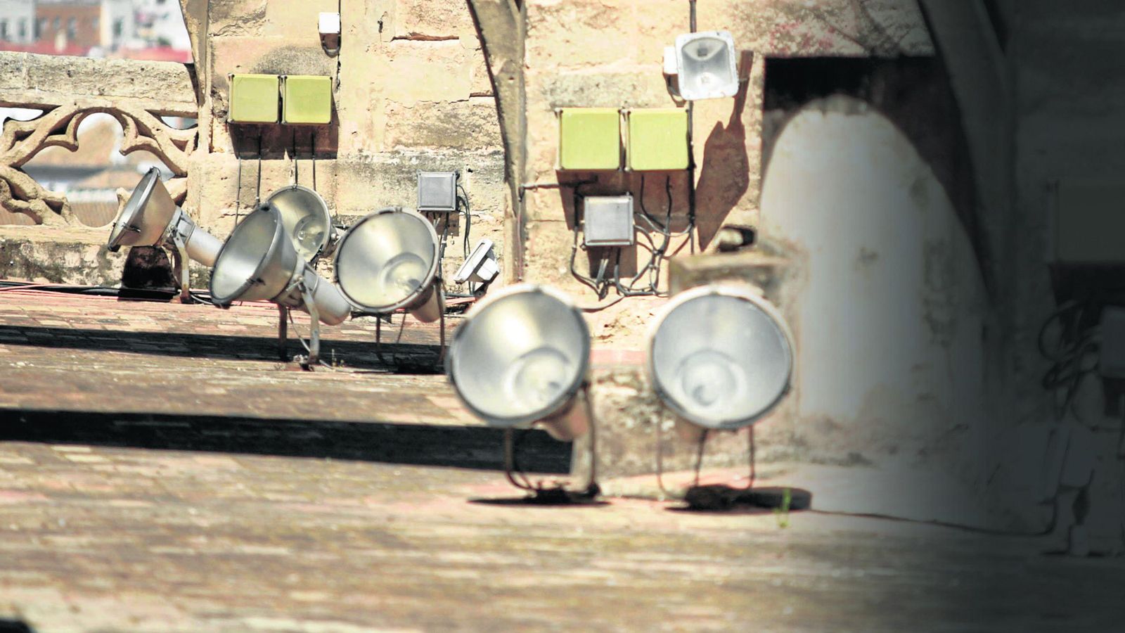 Numerosos focos y cajas de registro acumuladas en las cubiertas de la Catedral.