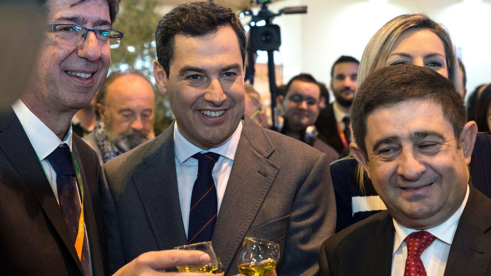 El presidente Juanma Moreno con Juan Marín en Fitur.