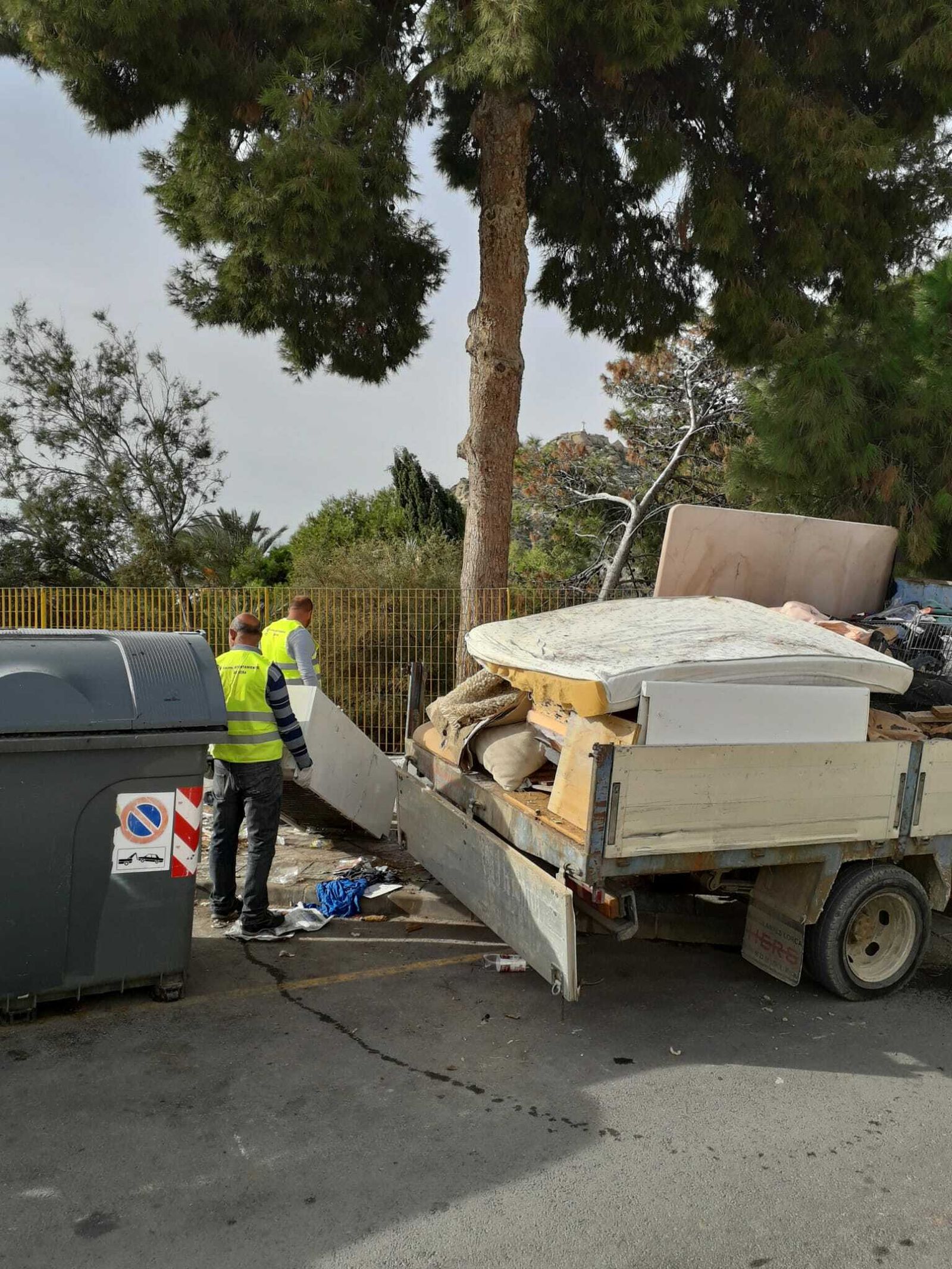 El camión municipal lleno con los enseres tirados junto al colegio Ángel de Haro.