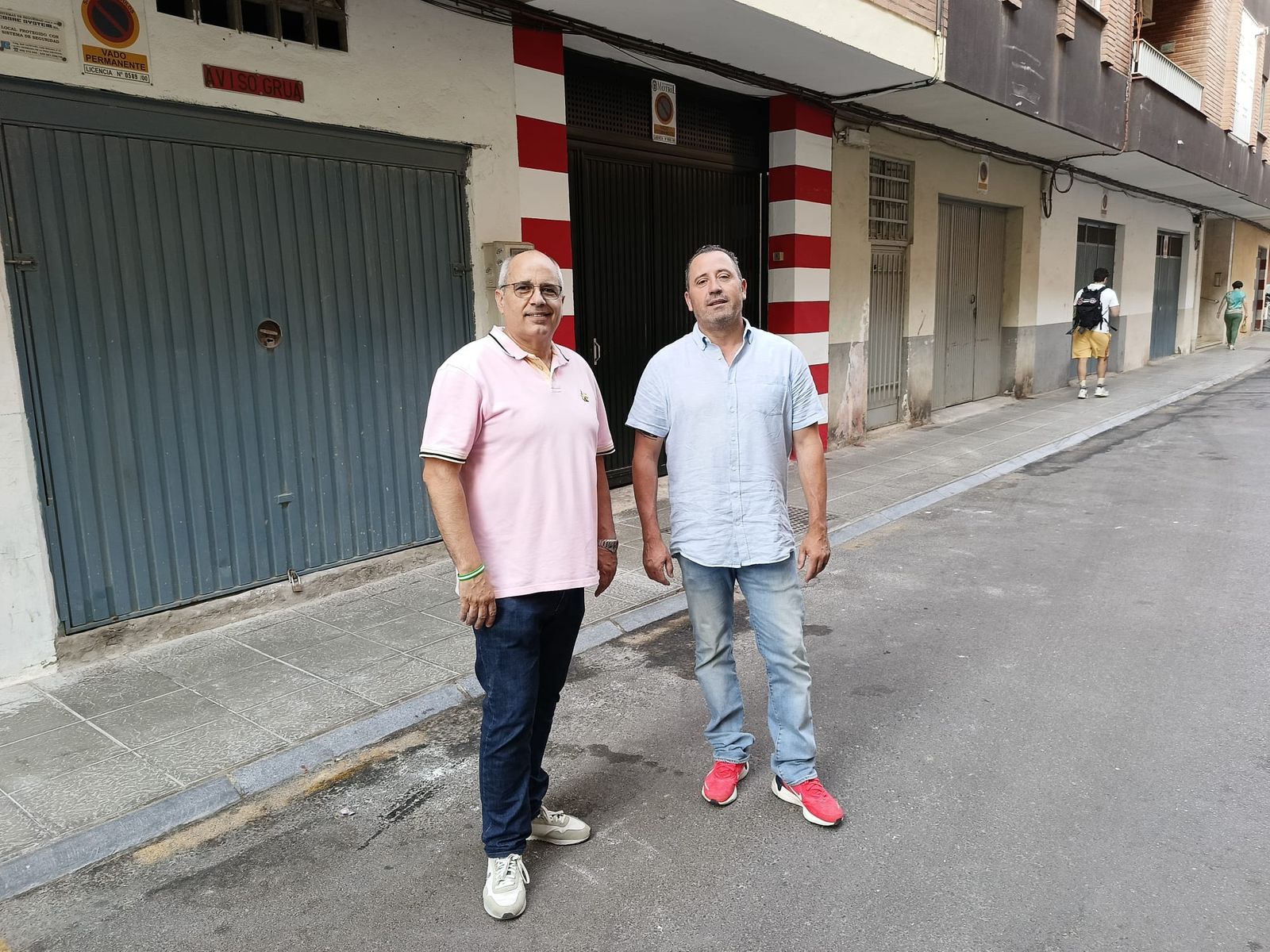 El portavoz de Andalucía Por Sí en el ayuntamiento de Motril, David Martín, en una calle con varias cocheras